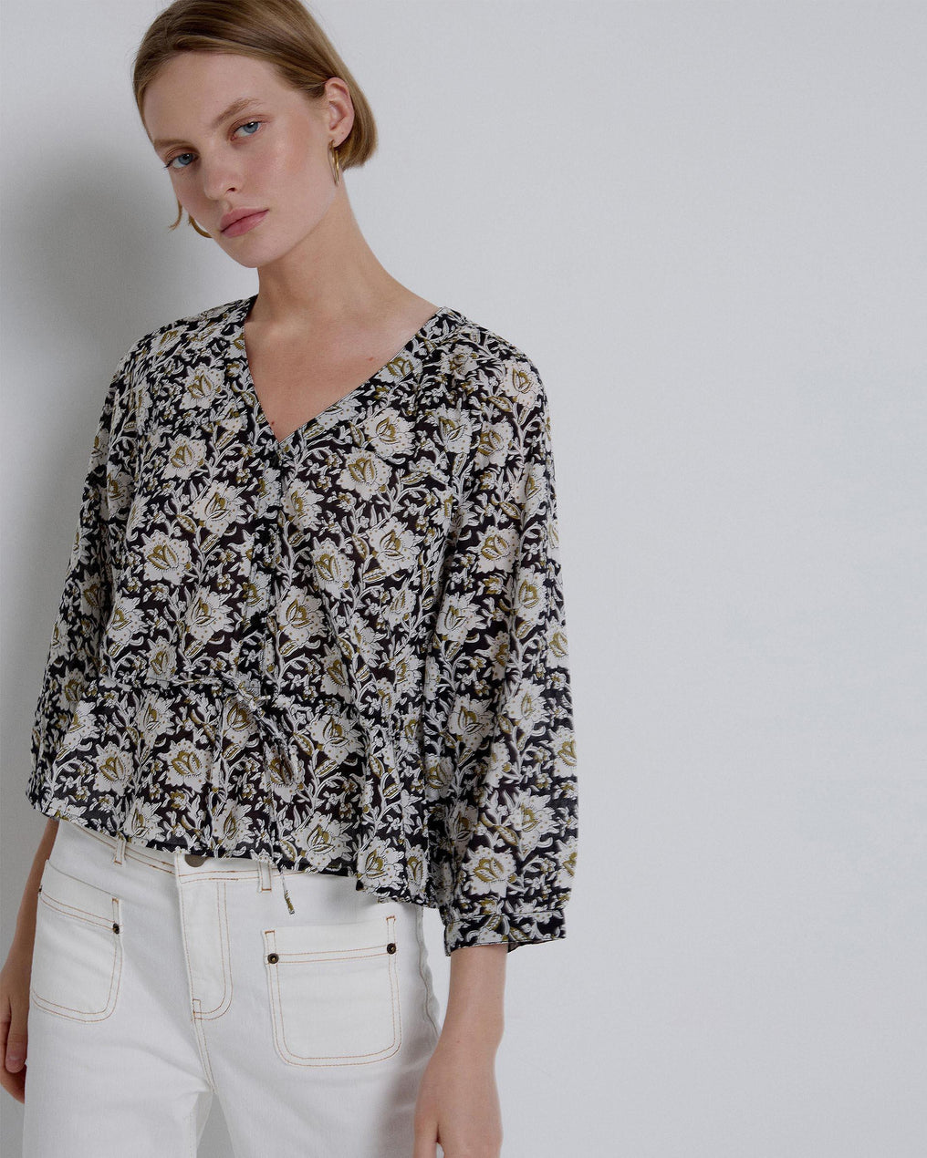 Blusa Estampado Flores Lazada Cintura Negro