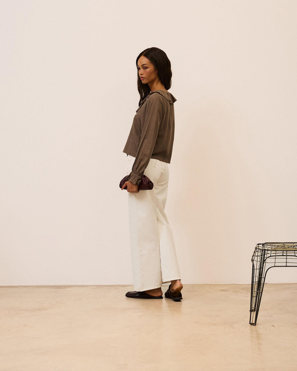 Blusa Escote Pico Volantes Marrón