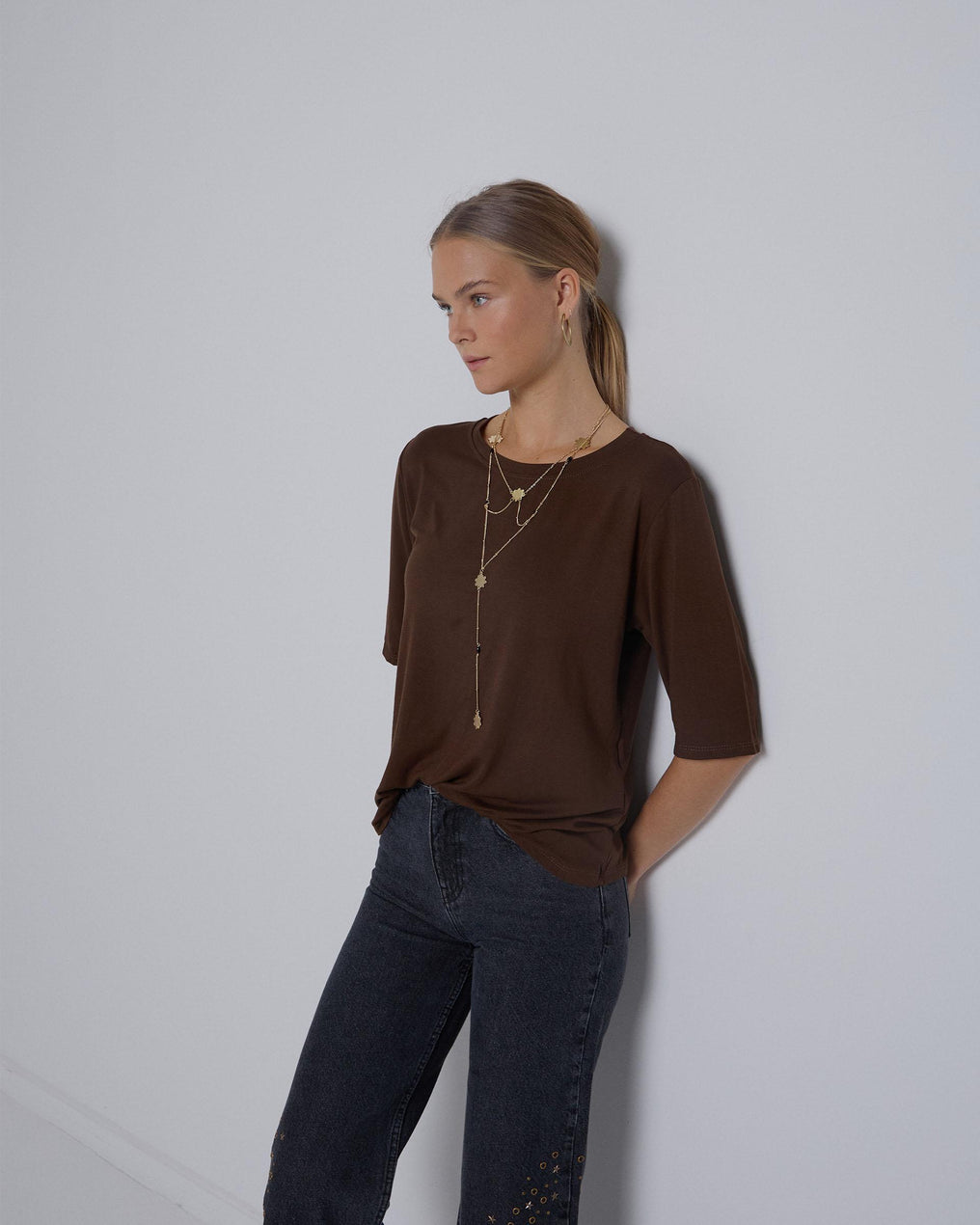 T-shirt castanha de manga francesa