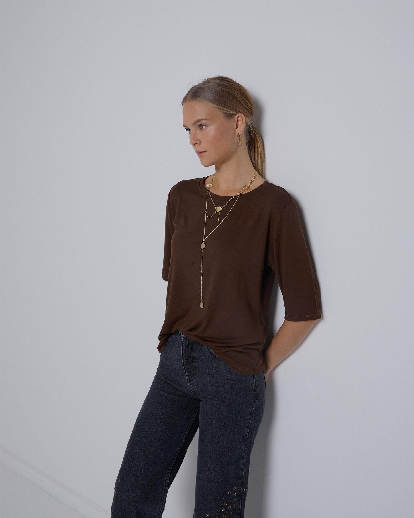 T-shirt castanha de manga francesa