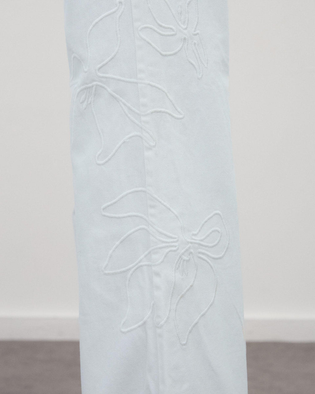 Jeans Bordados Silueta Flor Blanco