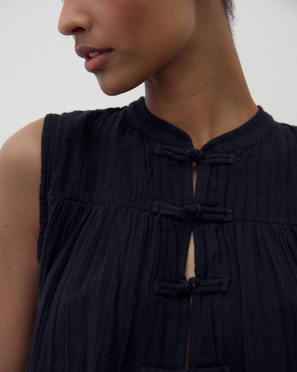 Blusa Sin Mangas Alamares Negro