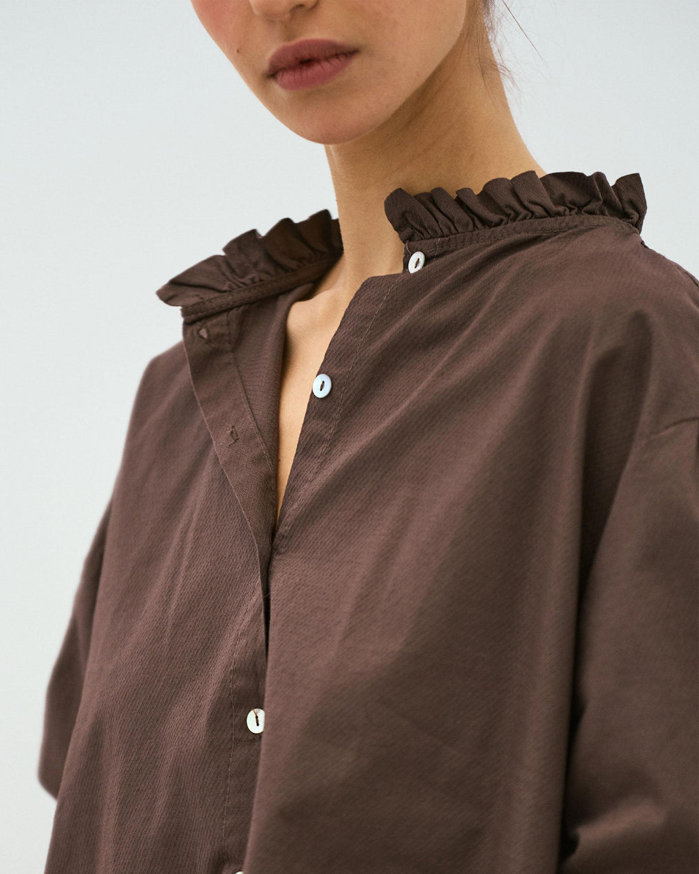 Blusa Detalle Volante Cuello Marrón