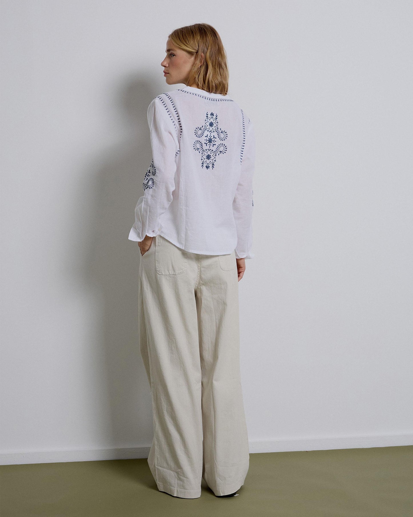 Blusa Bordados Cuello Mao Blanca