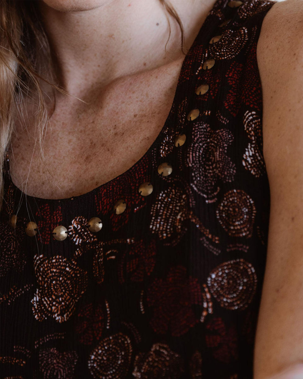 Top Tachuelas Tirantes Marrón