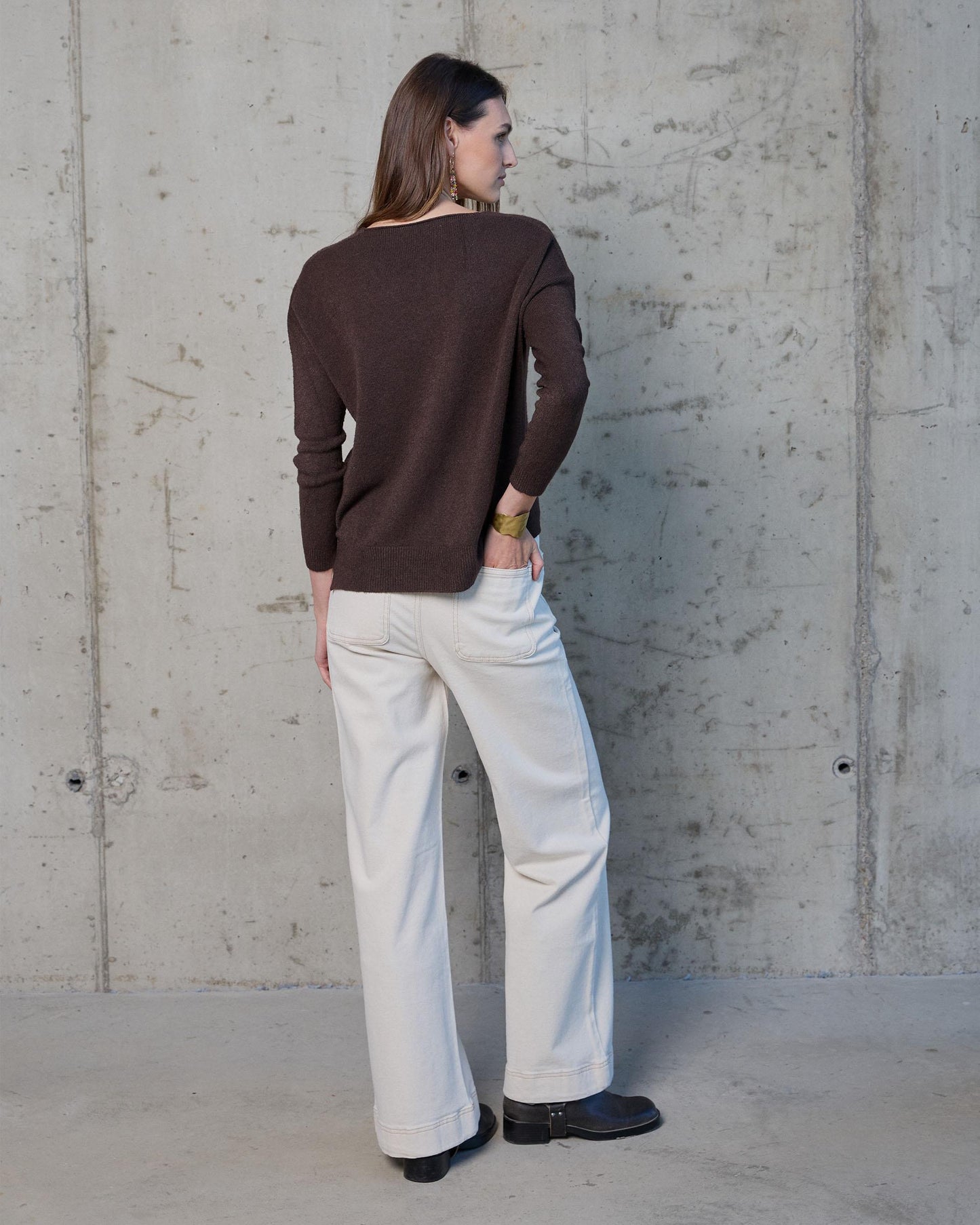 Jersey Cuello Pico Bajo Asimétrico Marrón