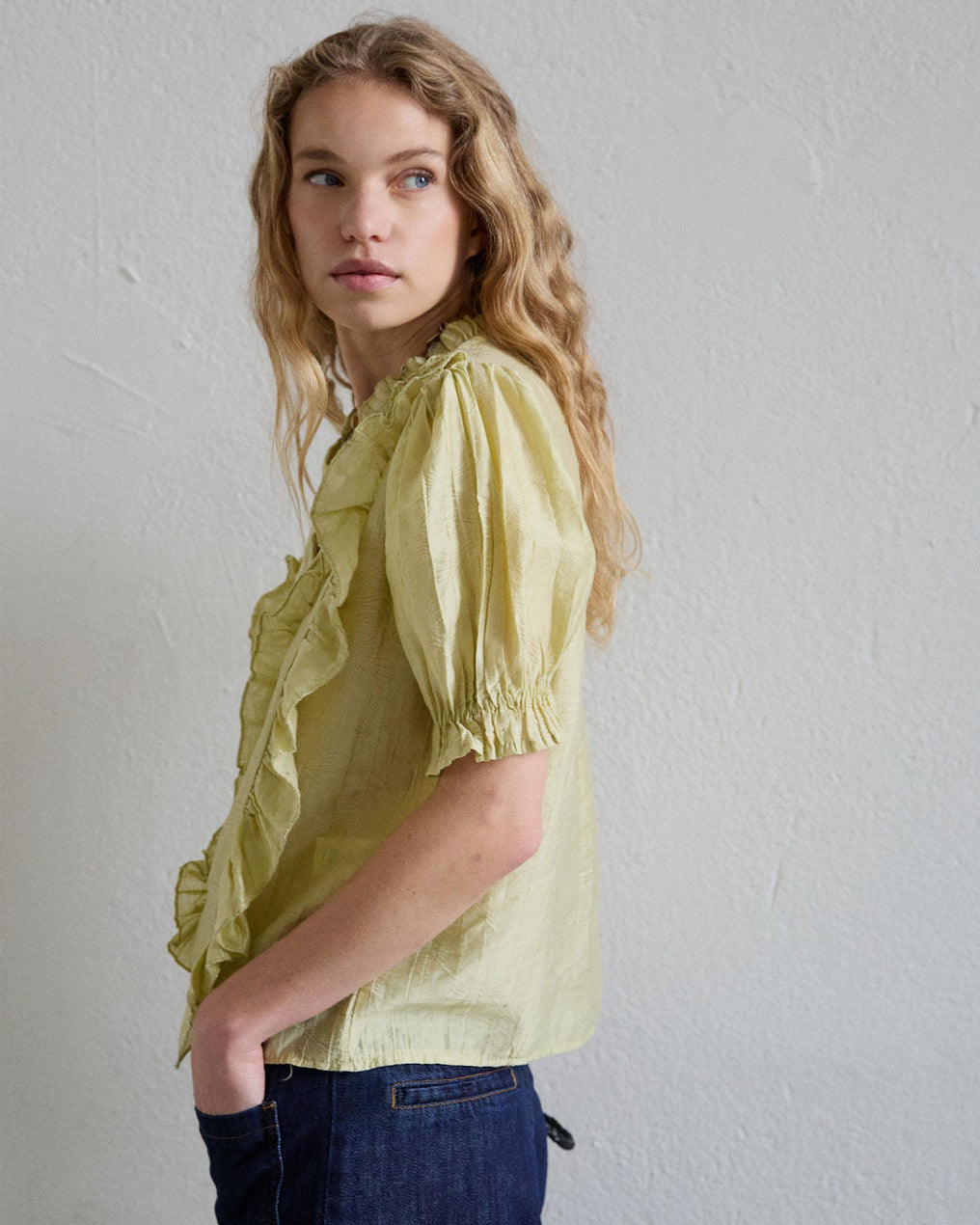 Blusa Manga Curta Folhos Decote em Bico Verde