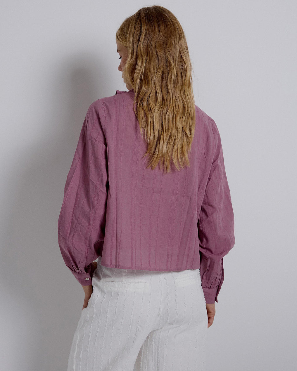 Blusa de tecido às riscas rosa com folhos