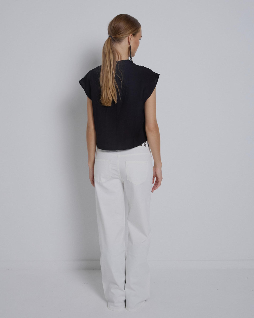 Blusa preta com botões laterais