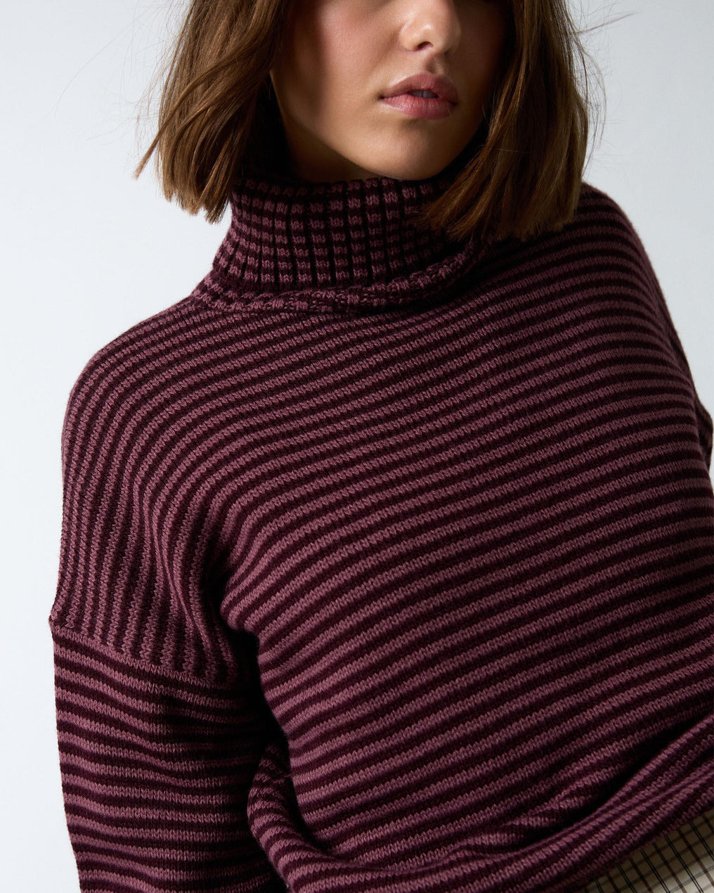 Camisola de gola alta listrada de beringela