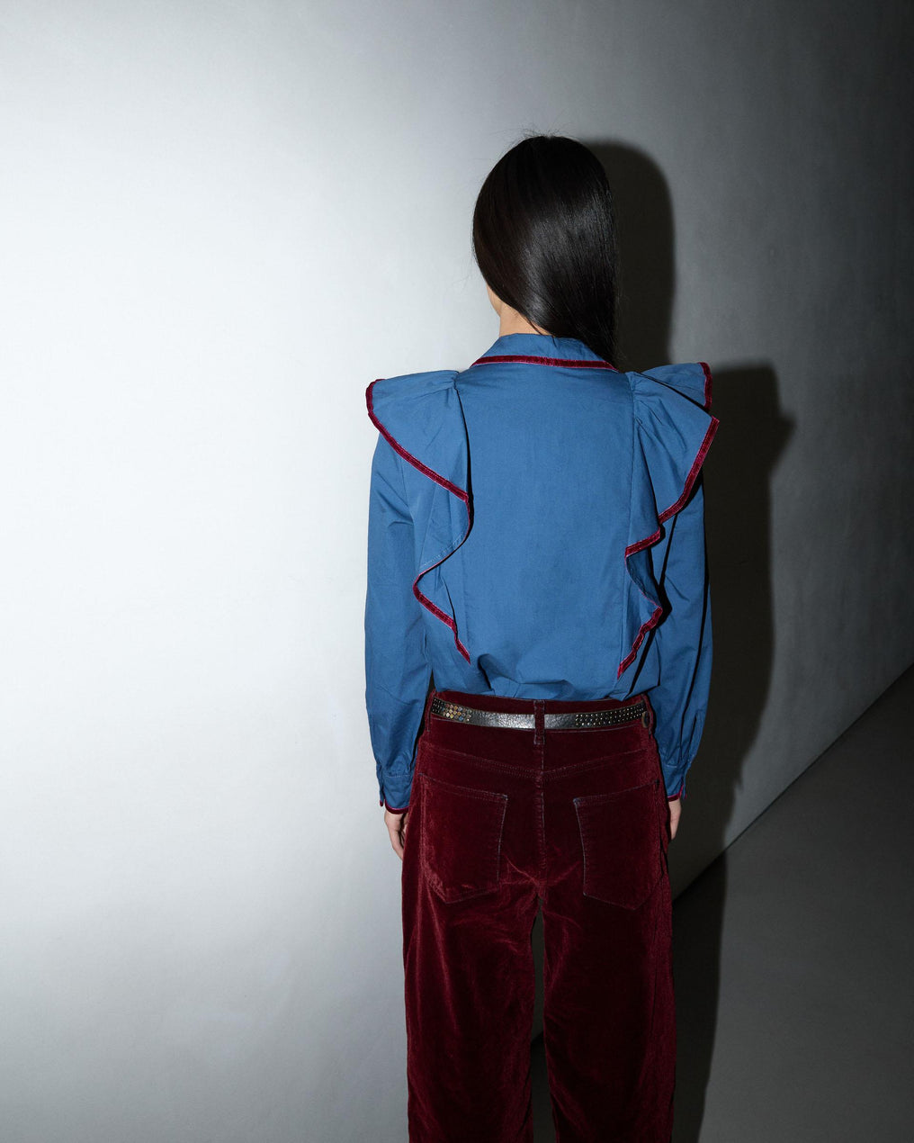 Blusa com folhos e detalhes em azul