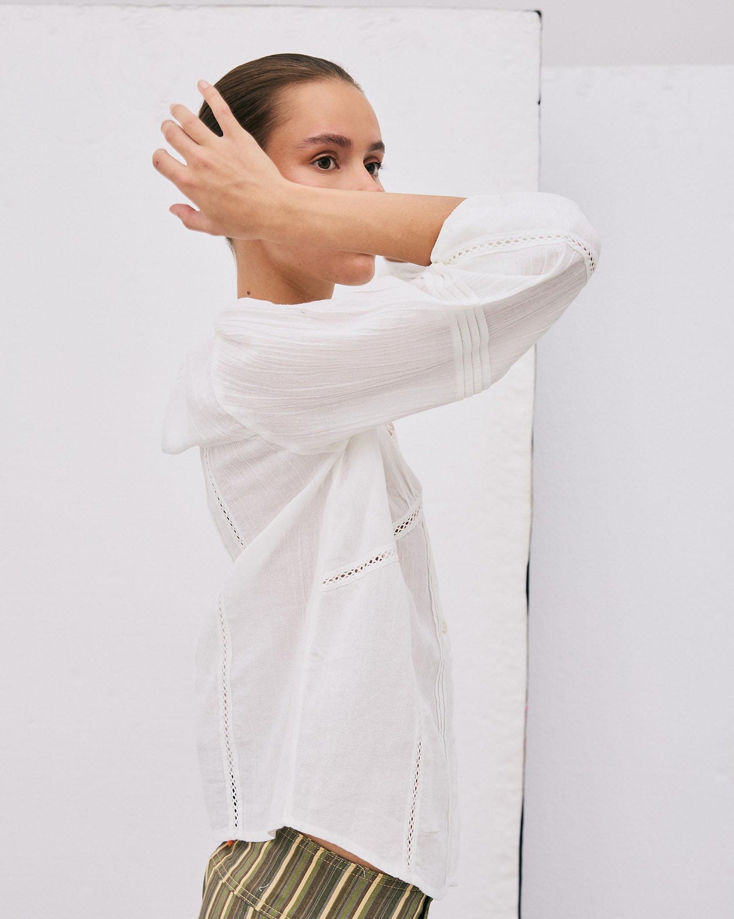 Blusa Escote Pico Puntillas Blanca