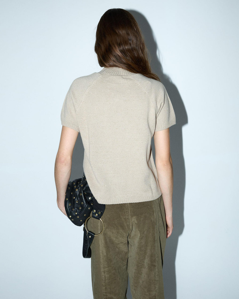 Blusa de malha dourada de manga curta