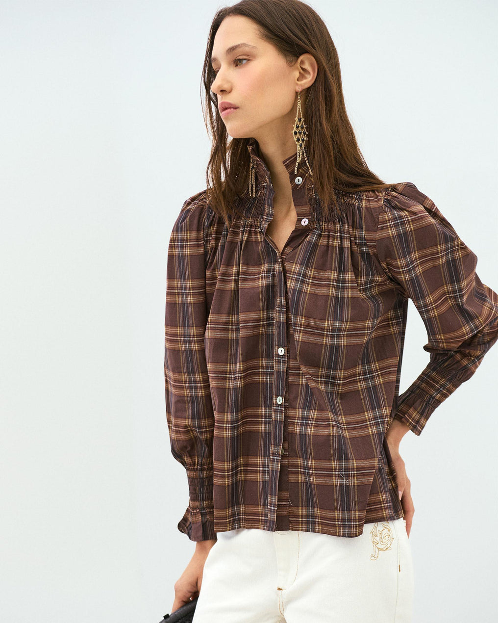 Blusa castanha com gola xadrez e estampado favo de mel