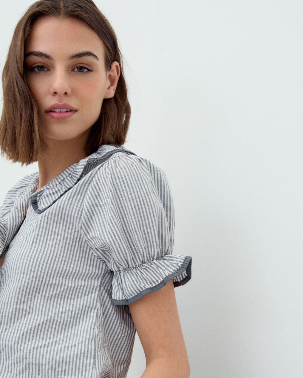 Camisa Volante Lateral Ribete Gris
