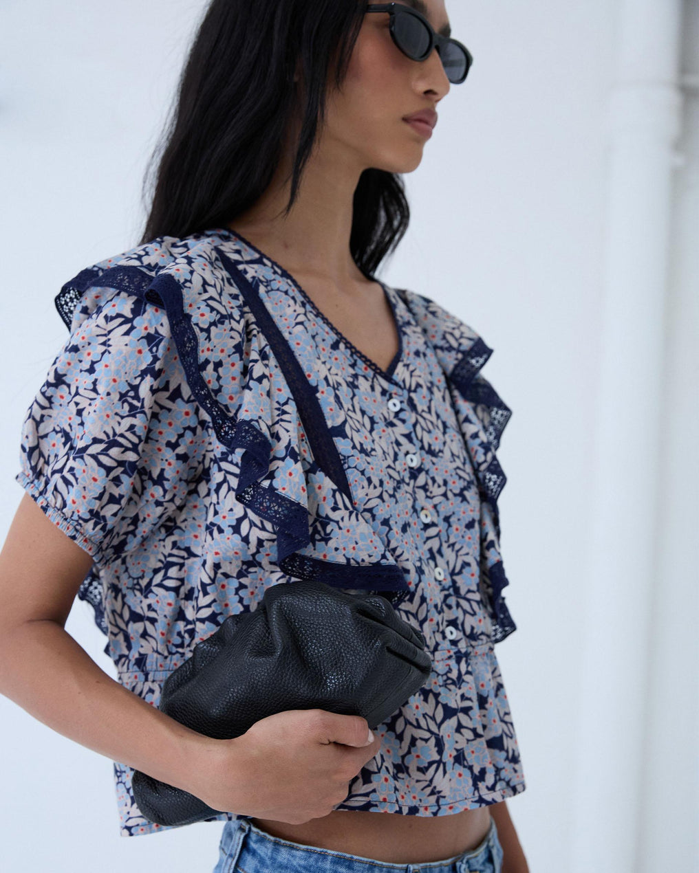 Blouse Bleue Imprimée à Manches Courtes, Boutons et Volants