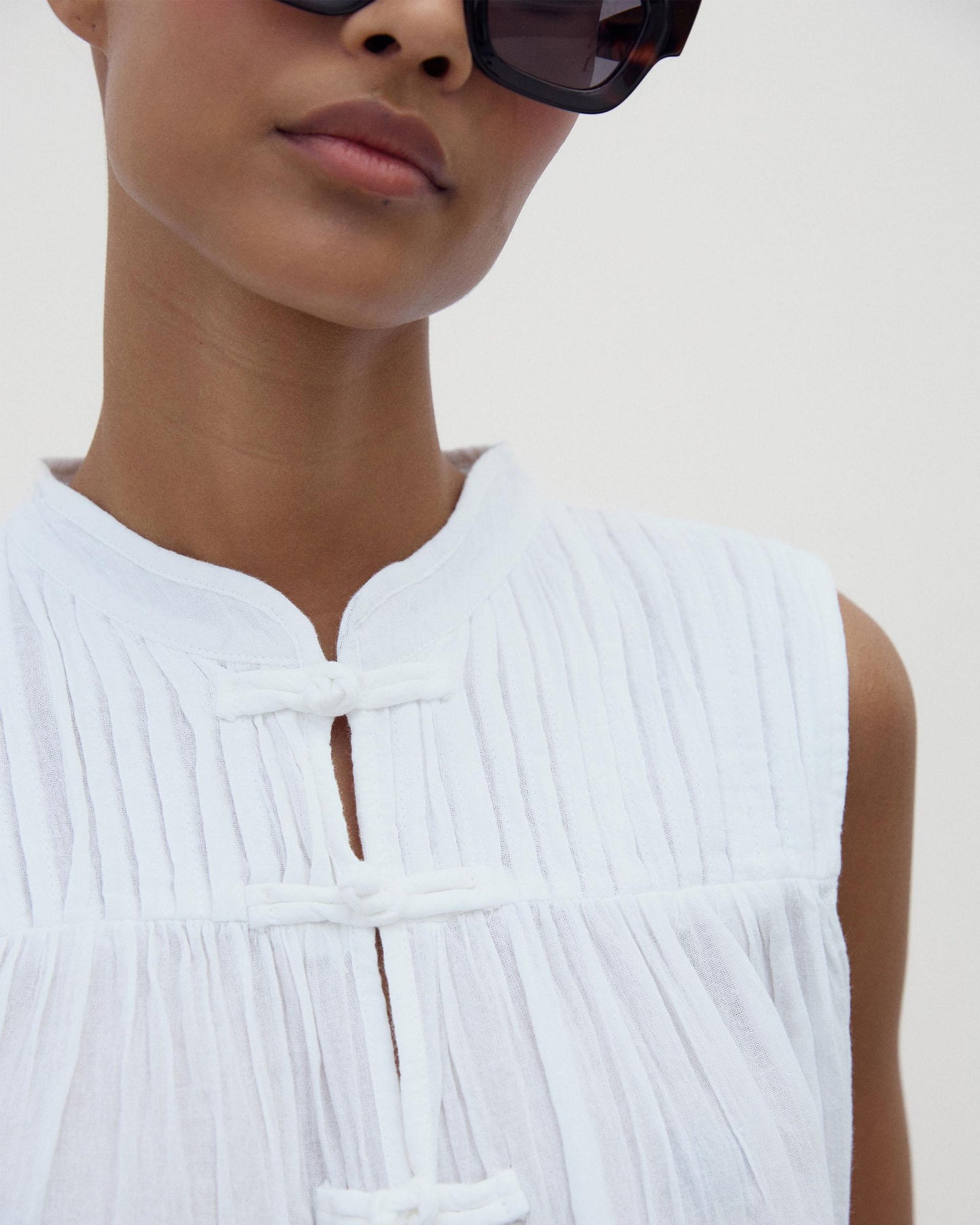 Sleeveless Frogging Blouse White