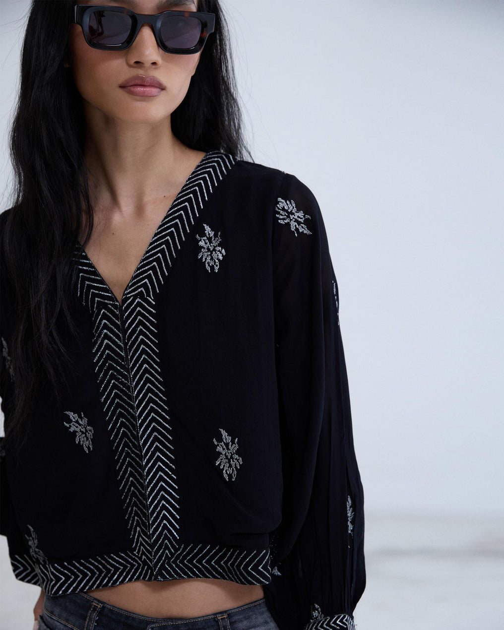 Blusa Gasa Bordados Metalizados Negro