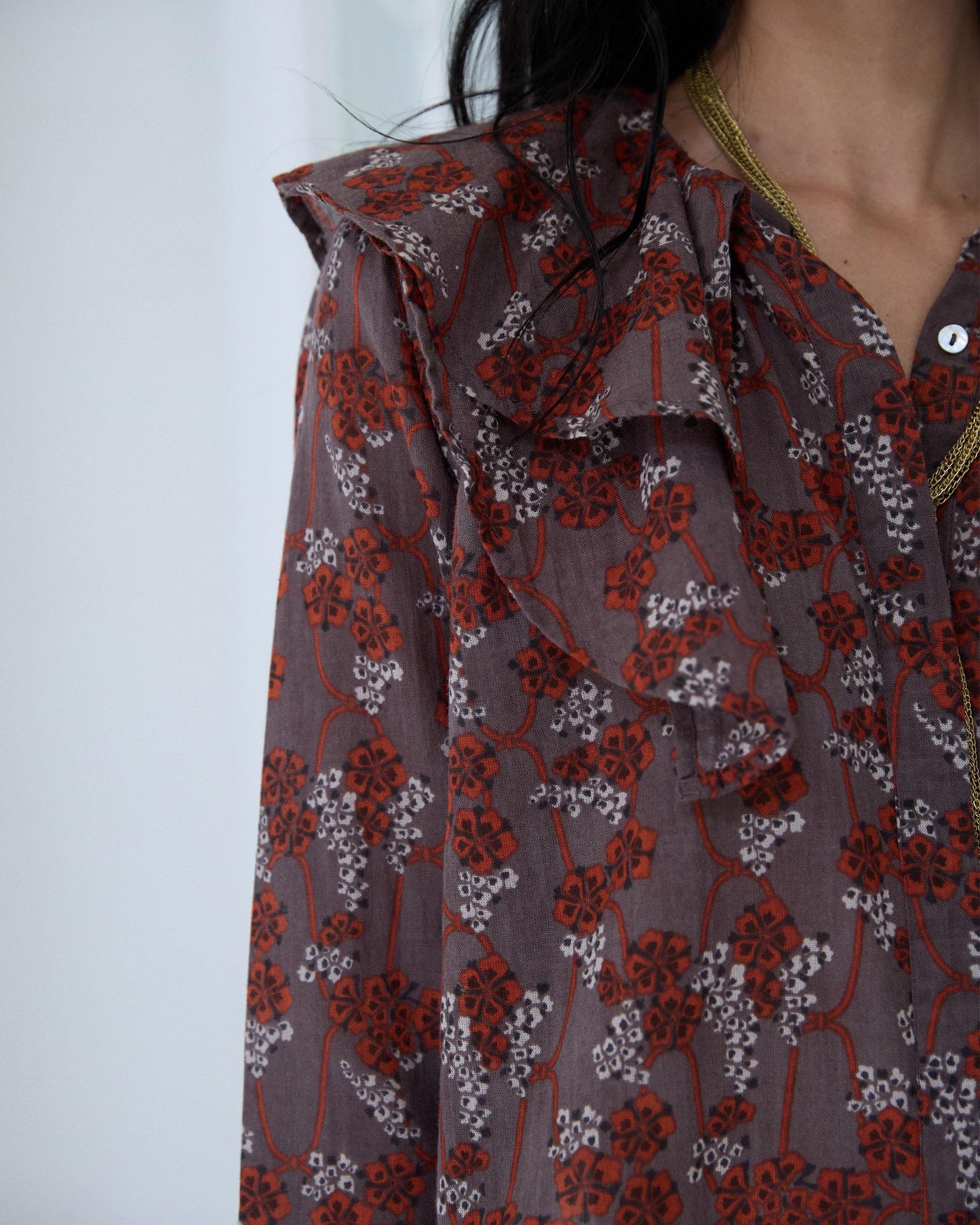 Blusa Volantes Assimétricos Padrão Floral Castanho