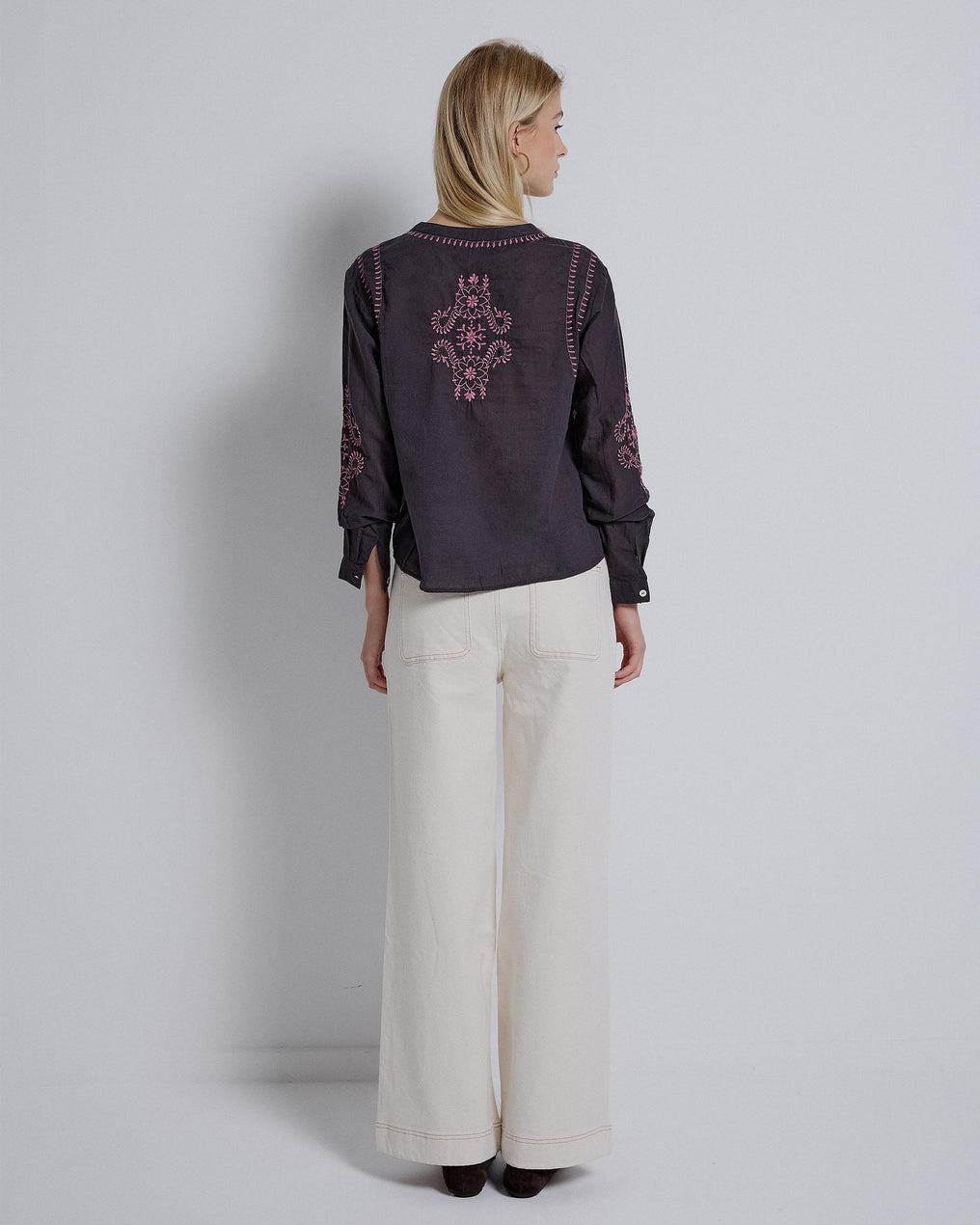 Blusa Bordados Cuello Mao Antracita