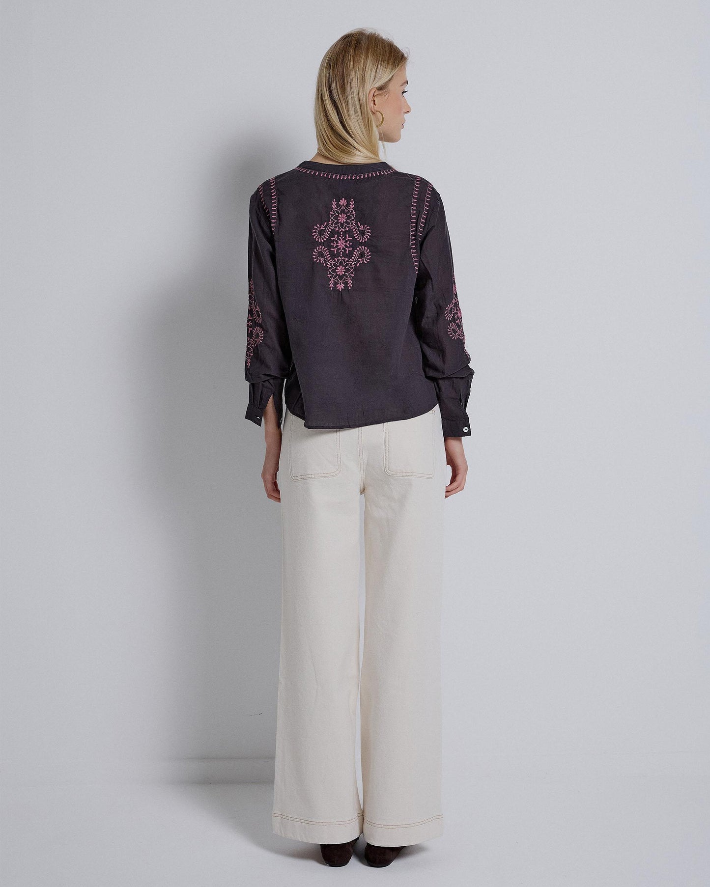 Blusa Bordados Cuello Mao Antracita