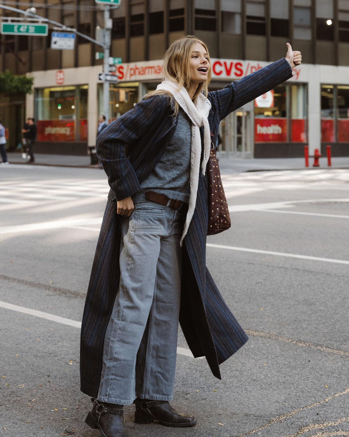 Casaco comprido com botões, riscas em espinha de peixe e lã, azul
