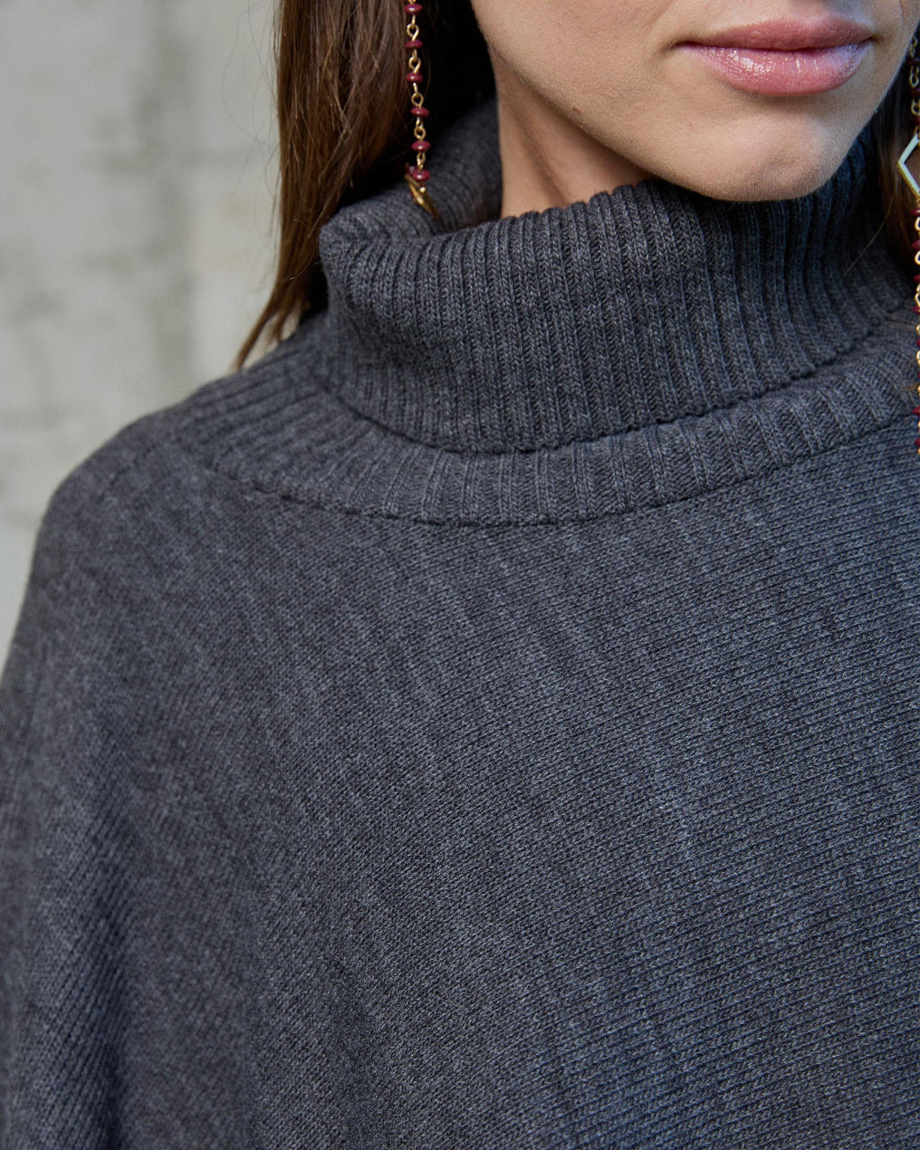 Capa assimétrica de gola alta em antracite