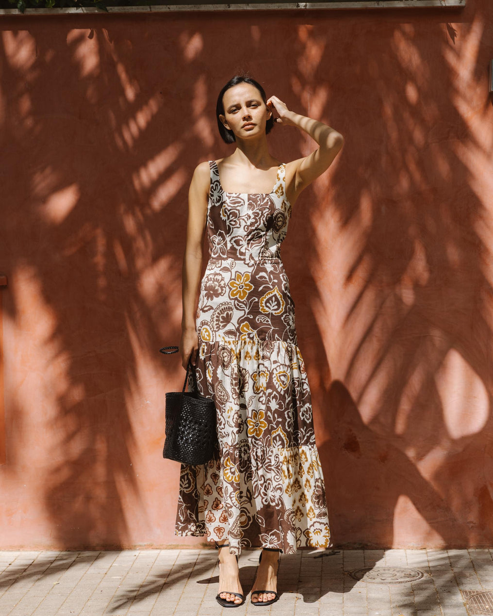 Vestido Tirantes Cortes Estampado Marrón