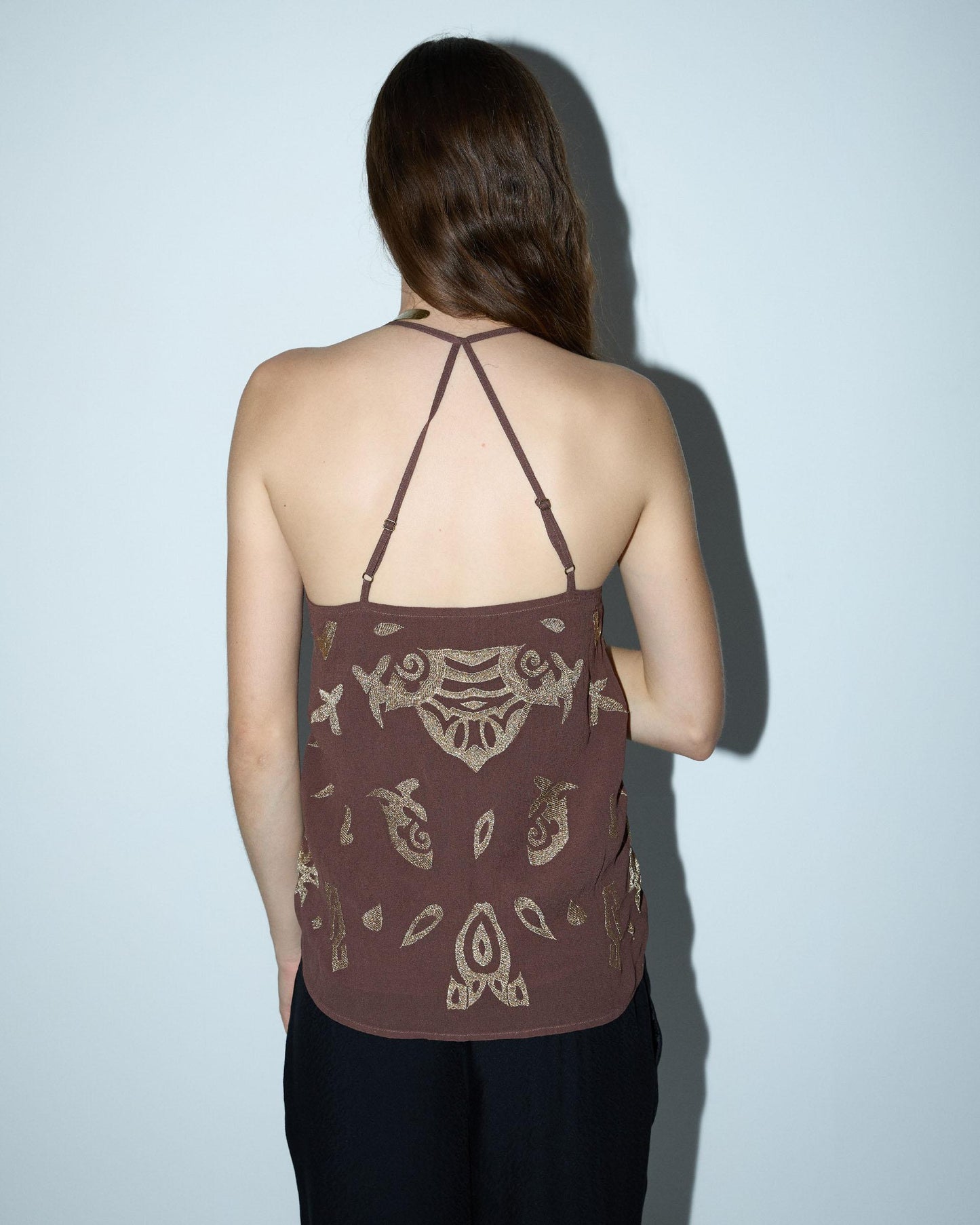 Top Espalda Cruzada Bordados Abalorios Marrón