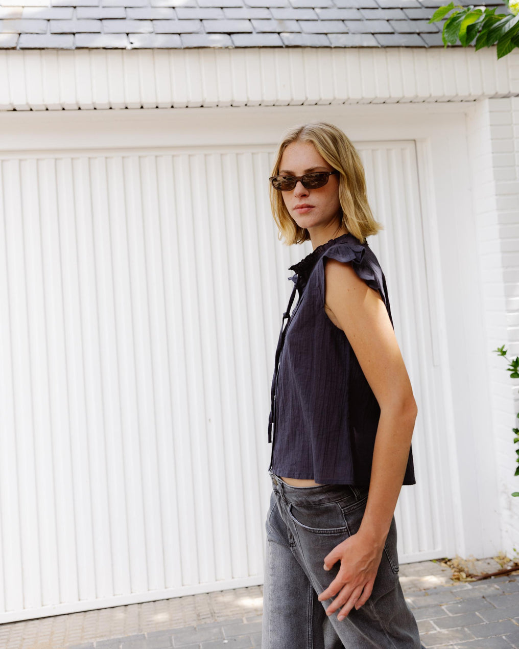 Blusa Sin Manga Volante Troquelados Antracita