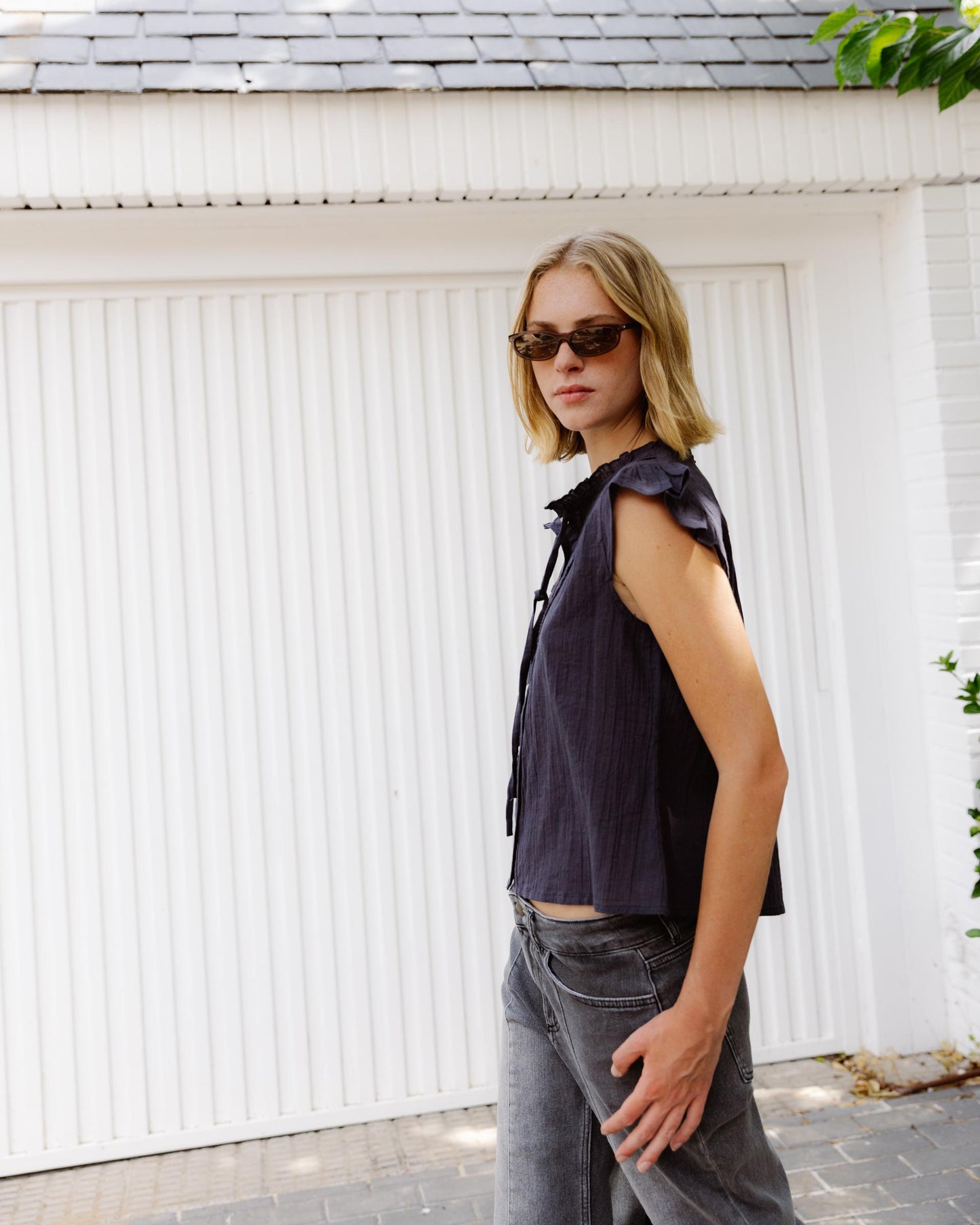 Blusa Sin Manga Volante Troquelados Antracita