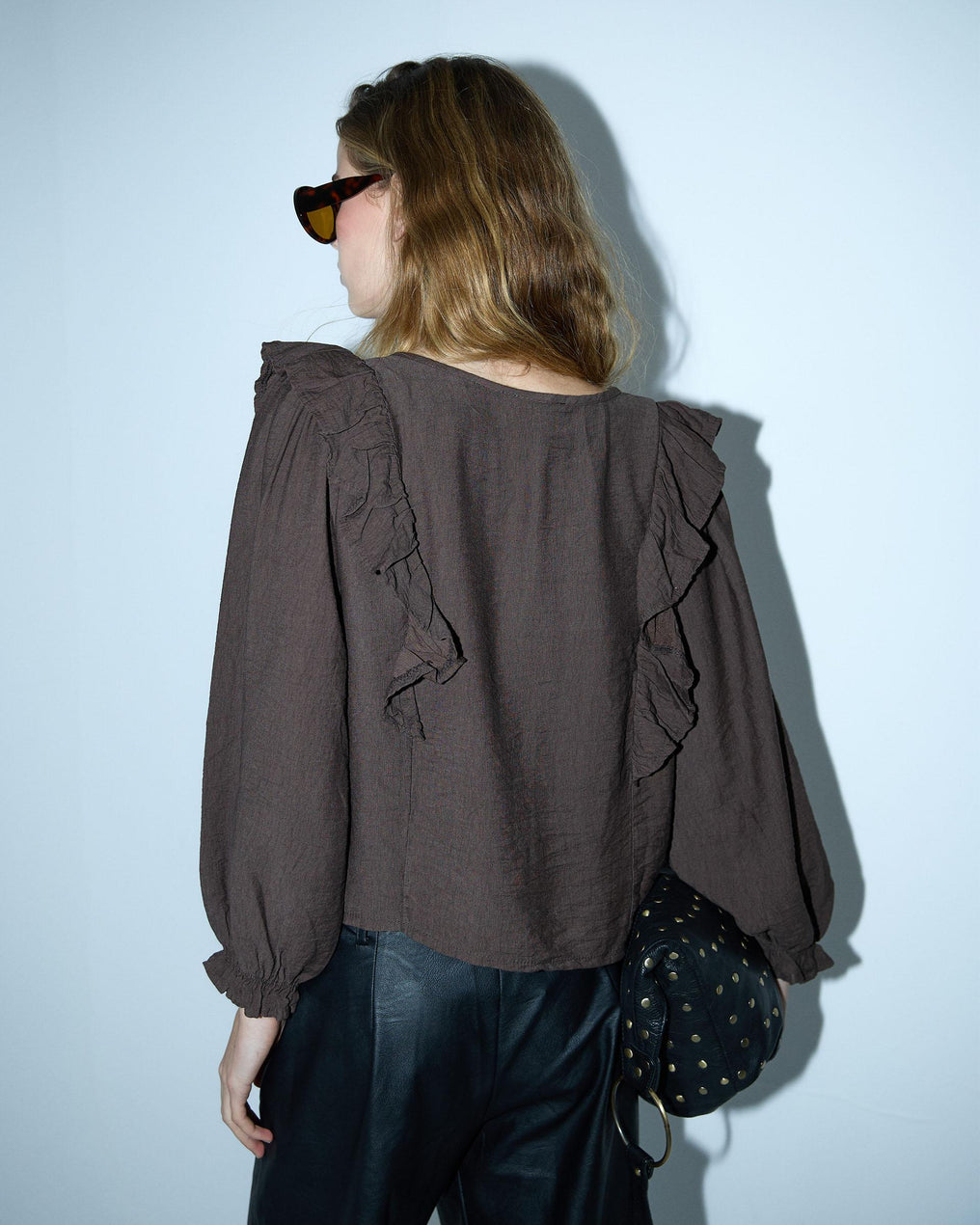 Blusa castanha com folhos e franzidos