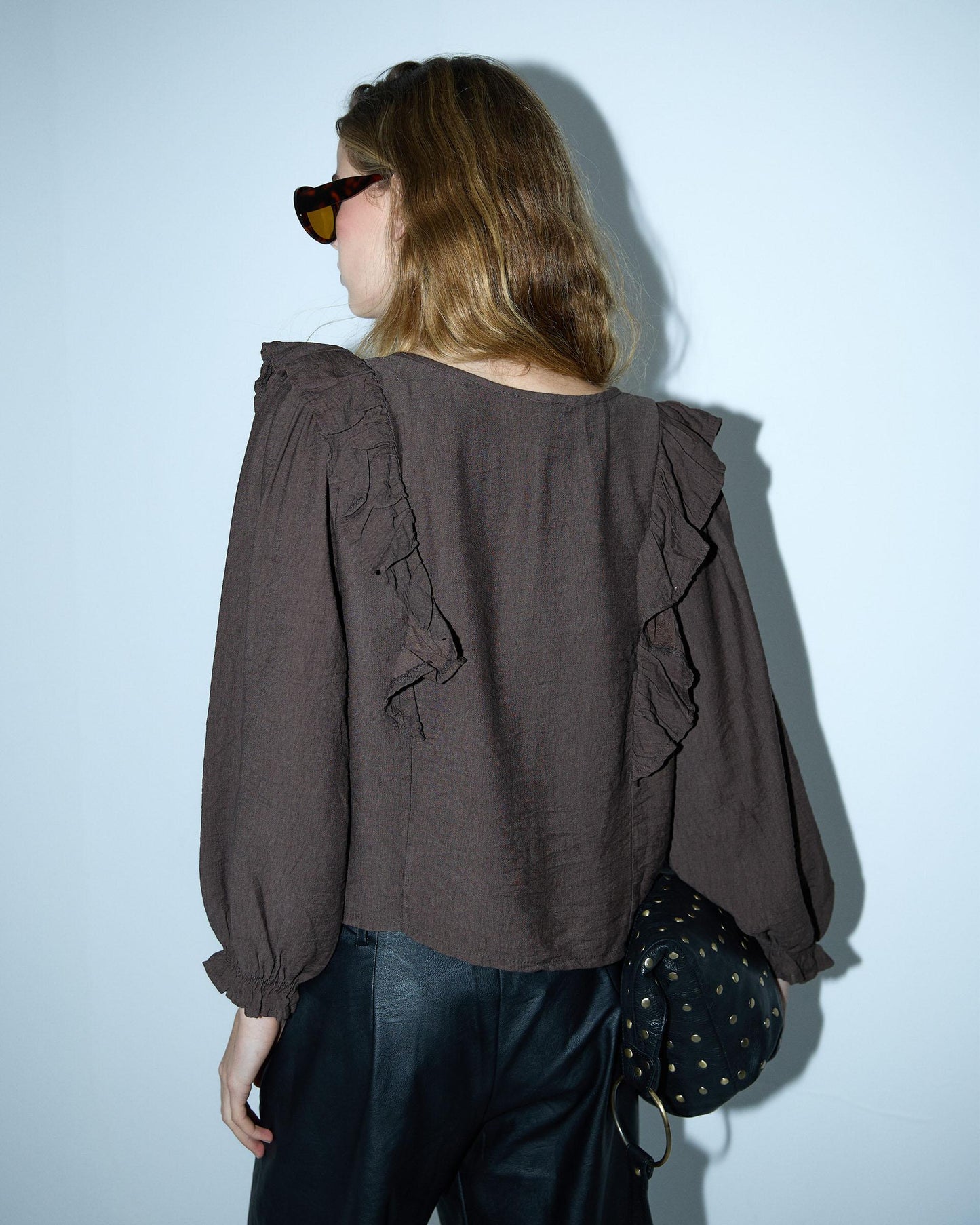 Blusa castanha com folhos e franzidos