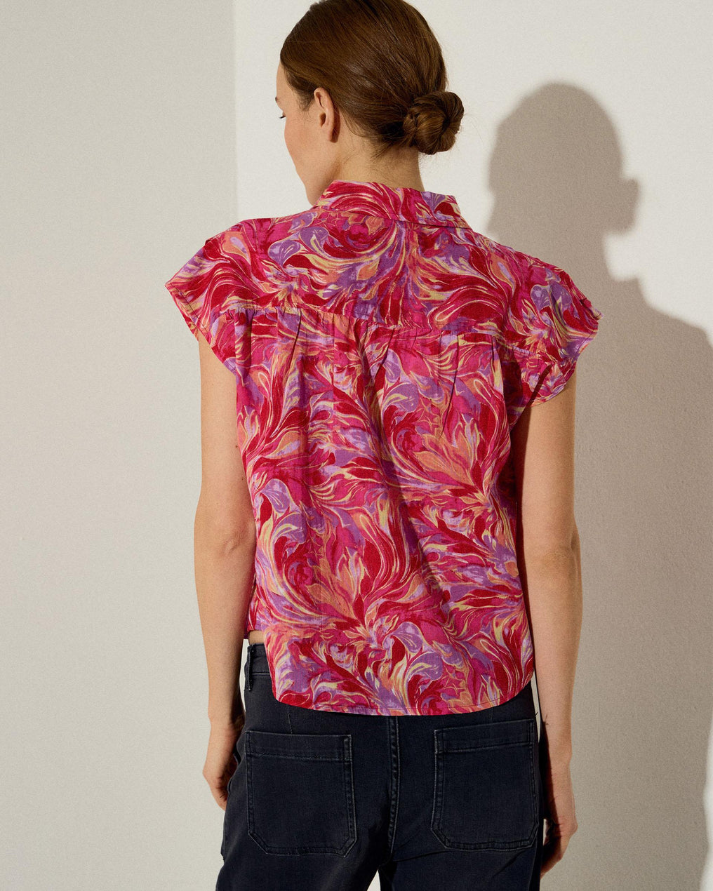 Blusa sem mangas com pregas, estampado floral fúcsia