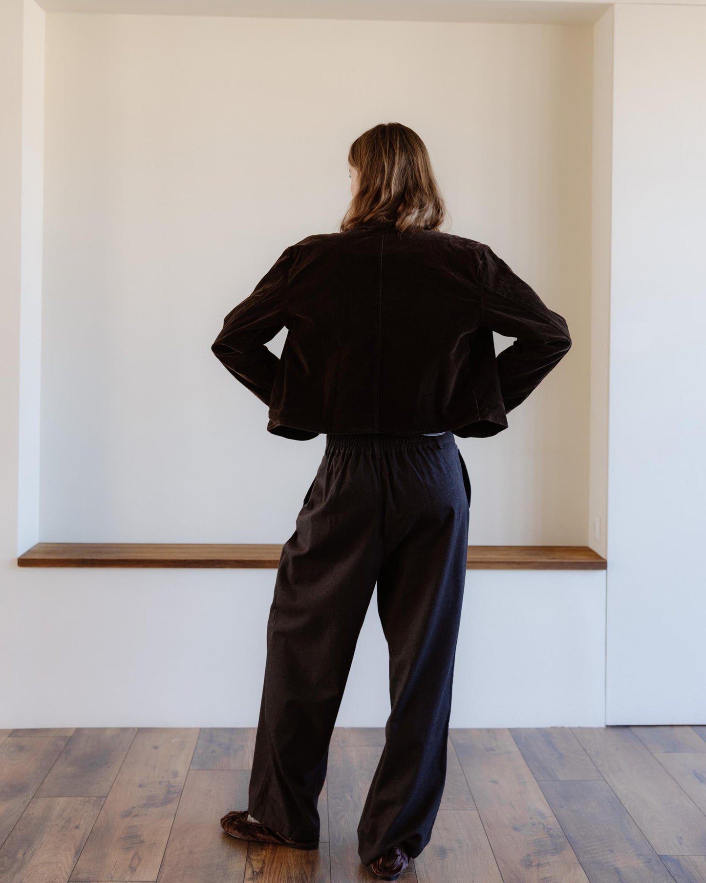 Brown pleated trousers with side pockets
