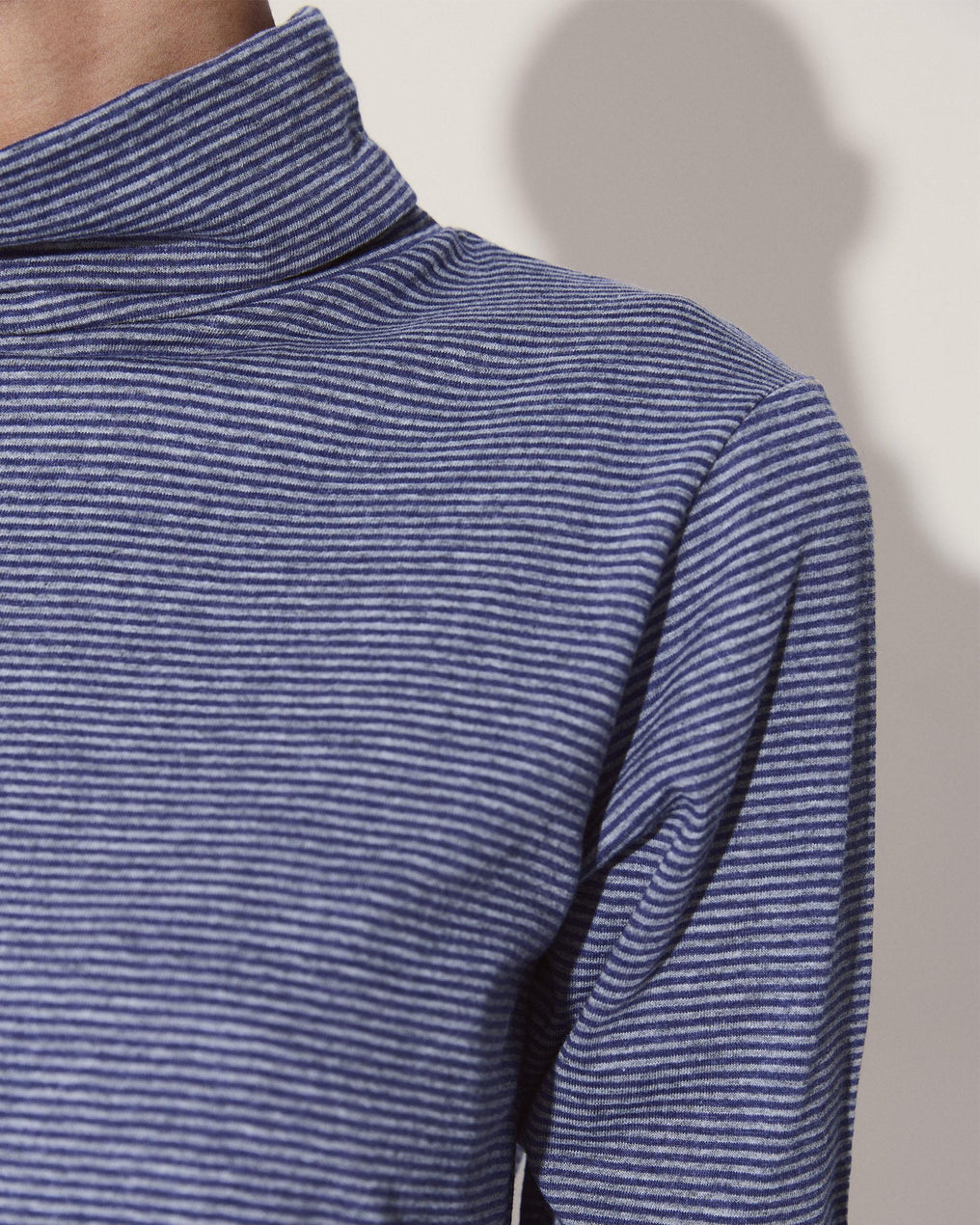 Camiseta Cuello Alto Rayas Azul Oscuro