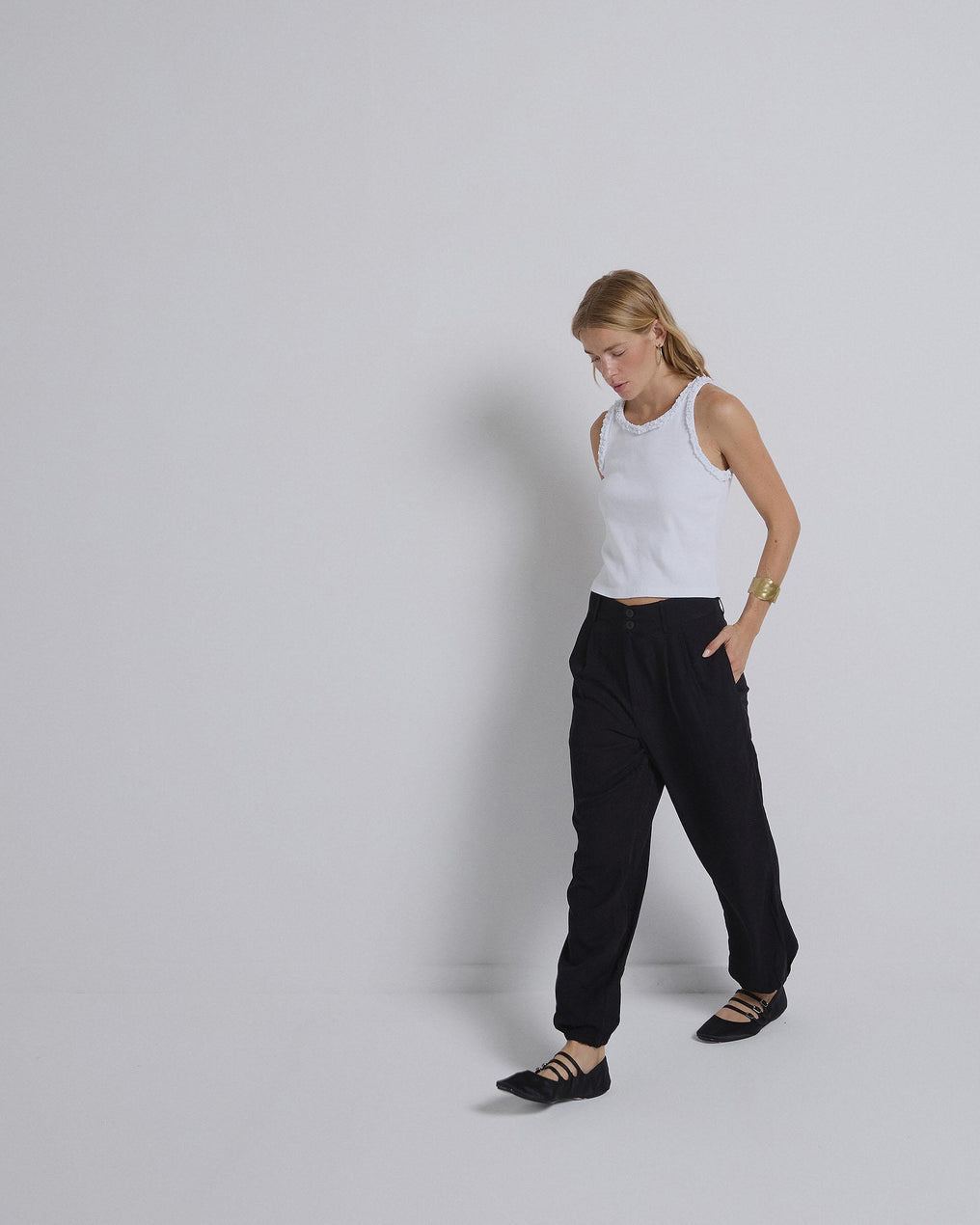 Calça preta com bainha elástica