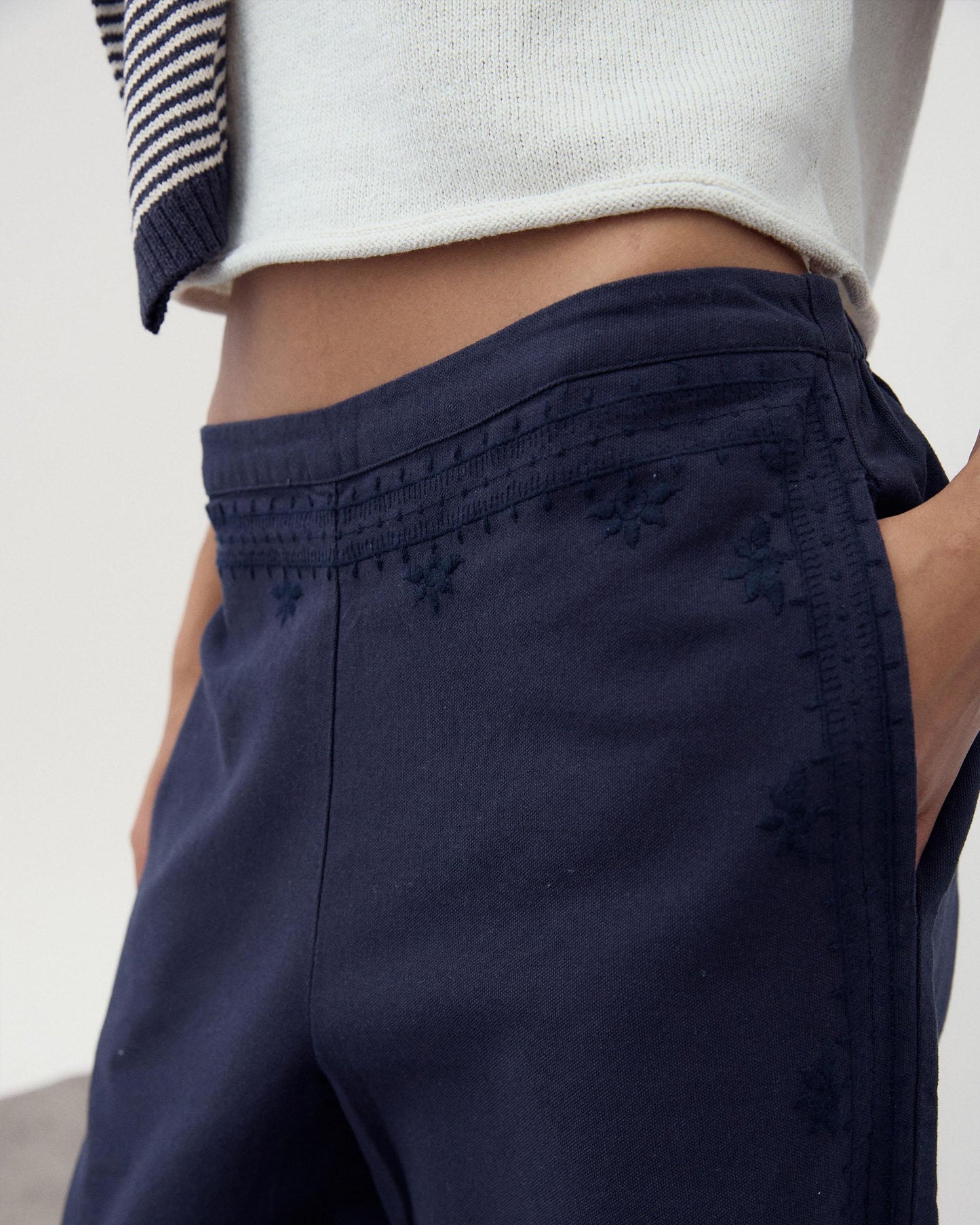 Pantalón Bordados Étnicos Azul Marino