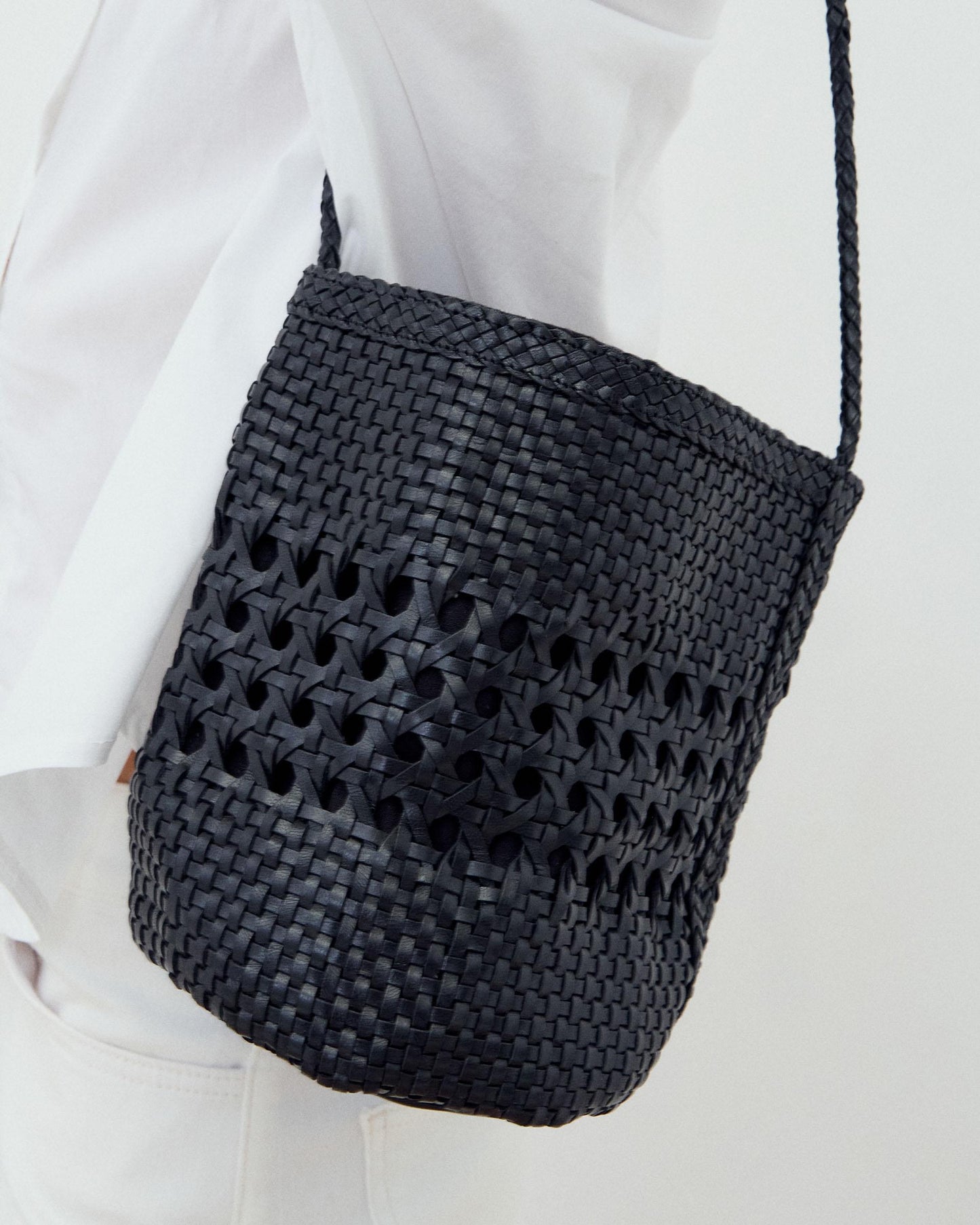 Mala Bucket Pele Entrançada Preto