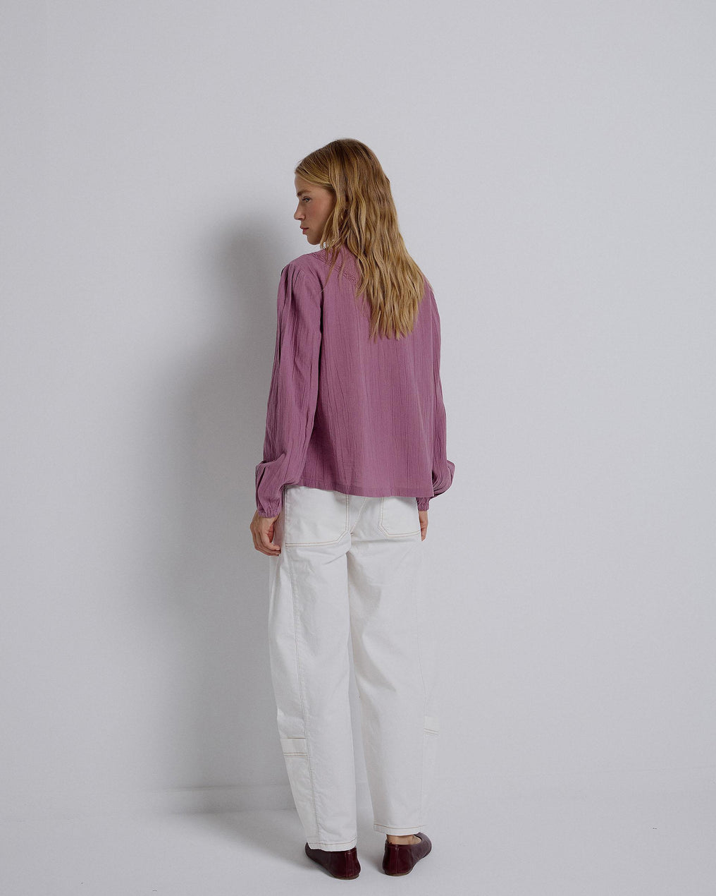 Blusa de renda lilás com jugo