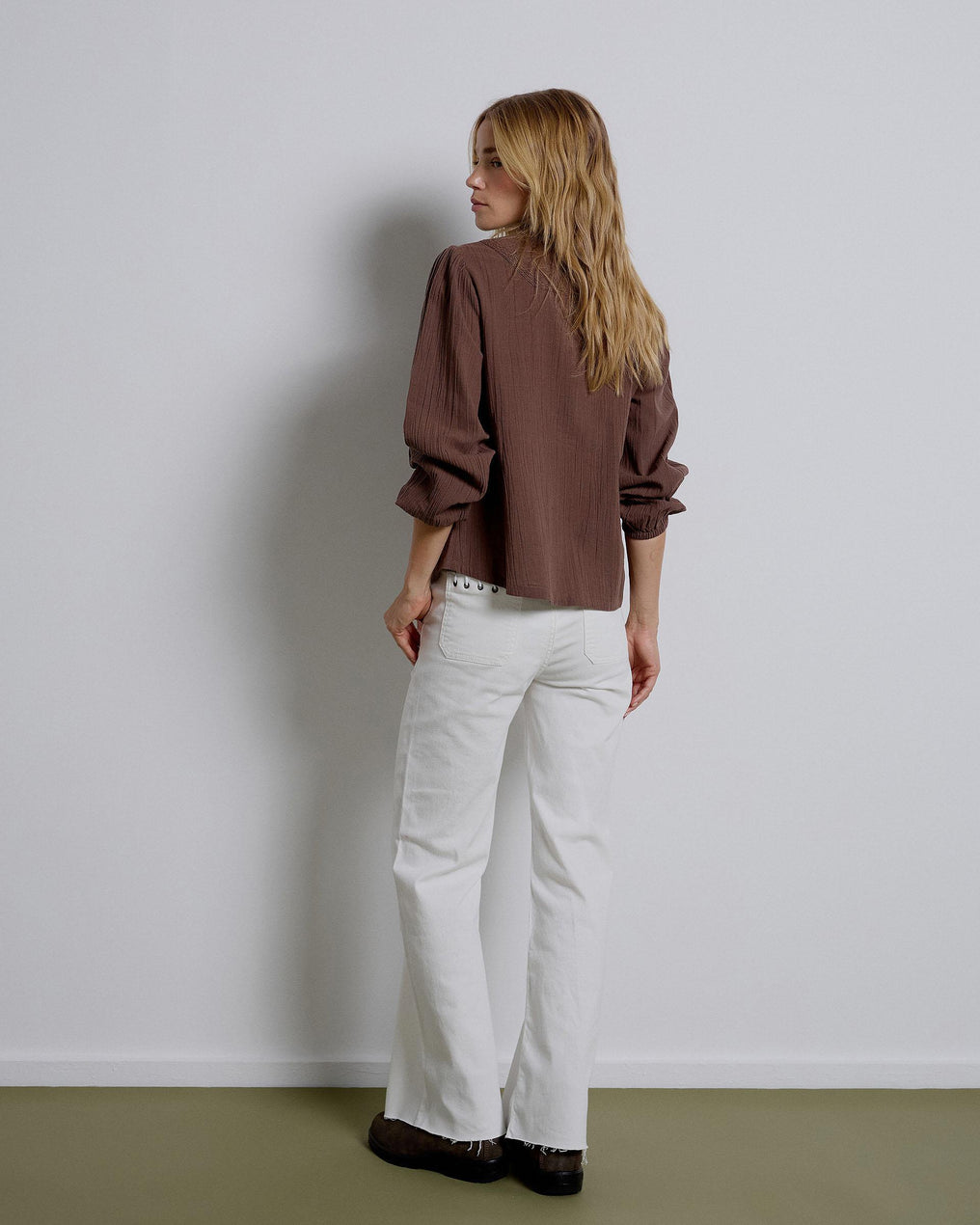 Blusa castanha com jugo de renda