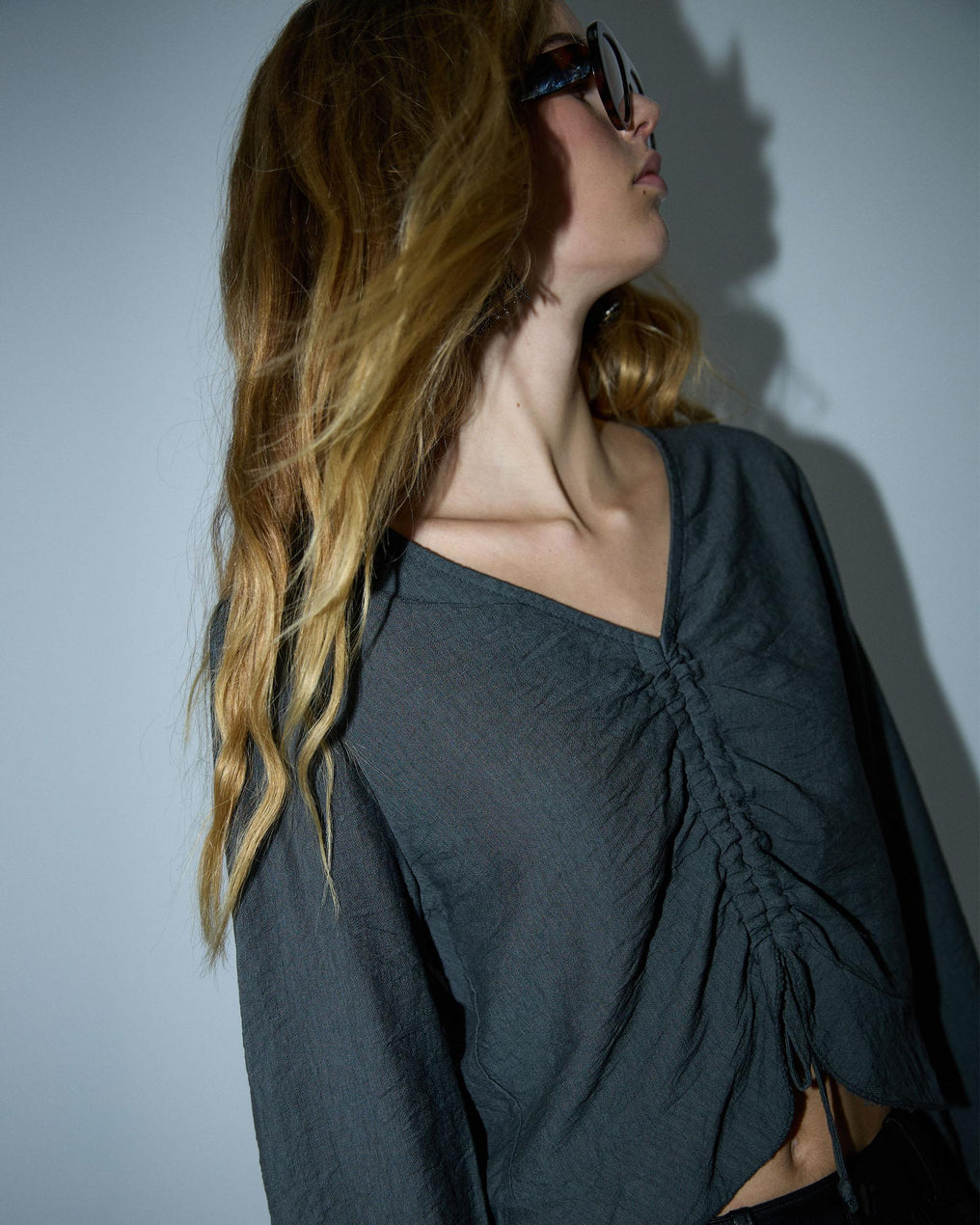 Blusa antracite com franzido frontal