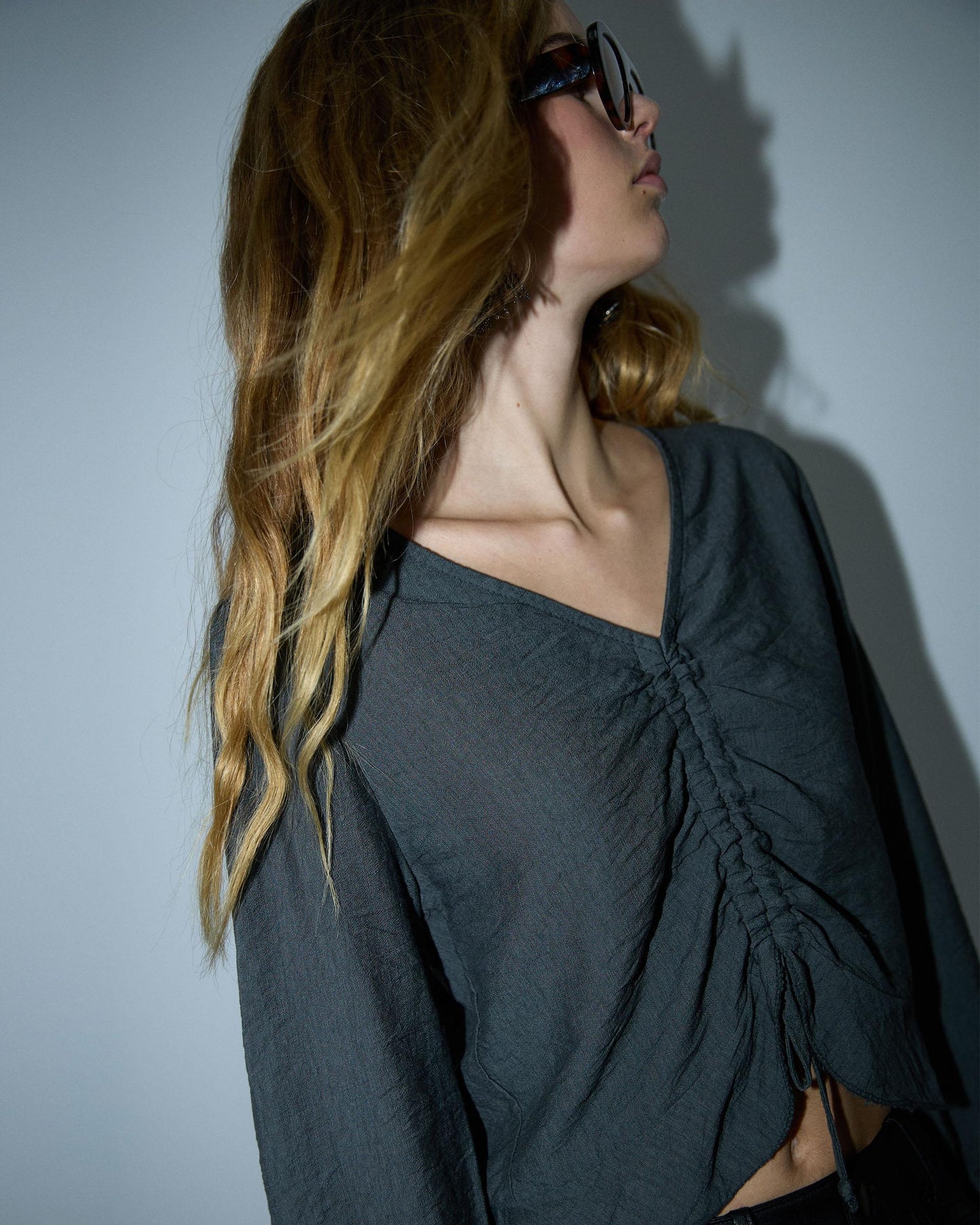 Blusa antracite com franzido frontal