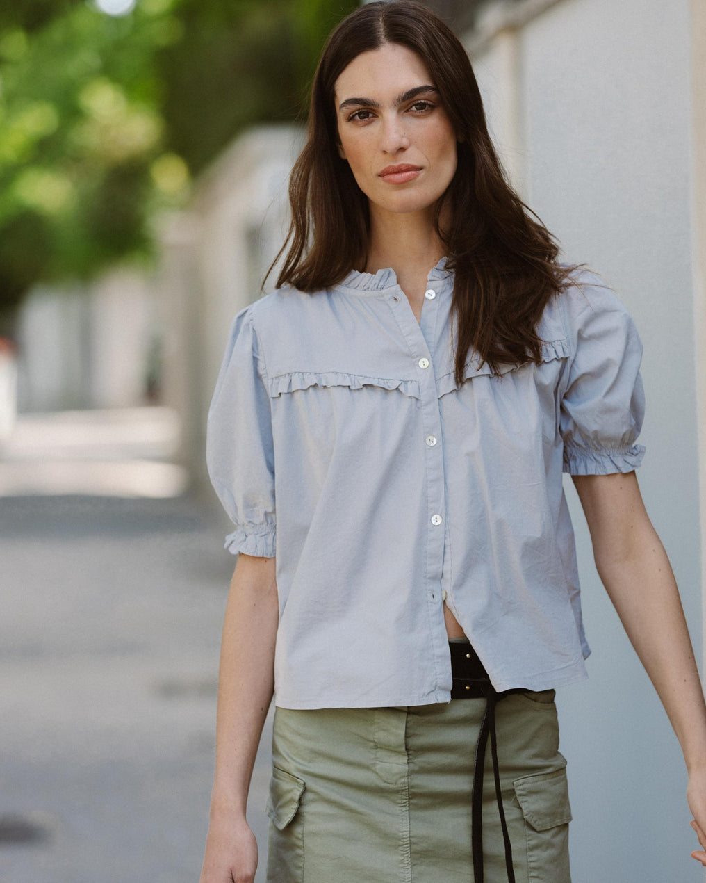 Blusa Manga Abaloada Escapulário em Bico Folhos Cinzento