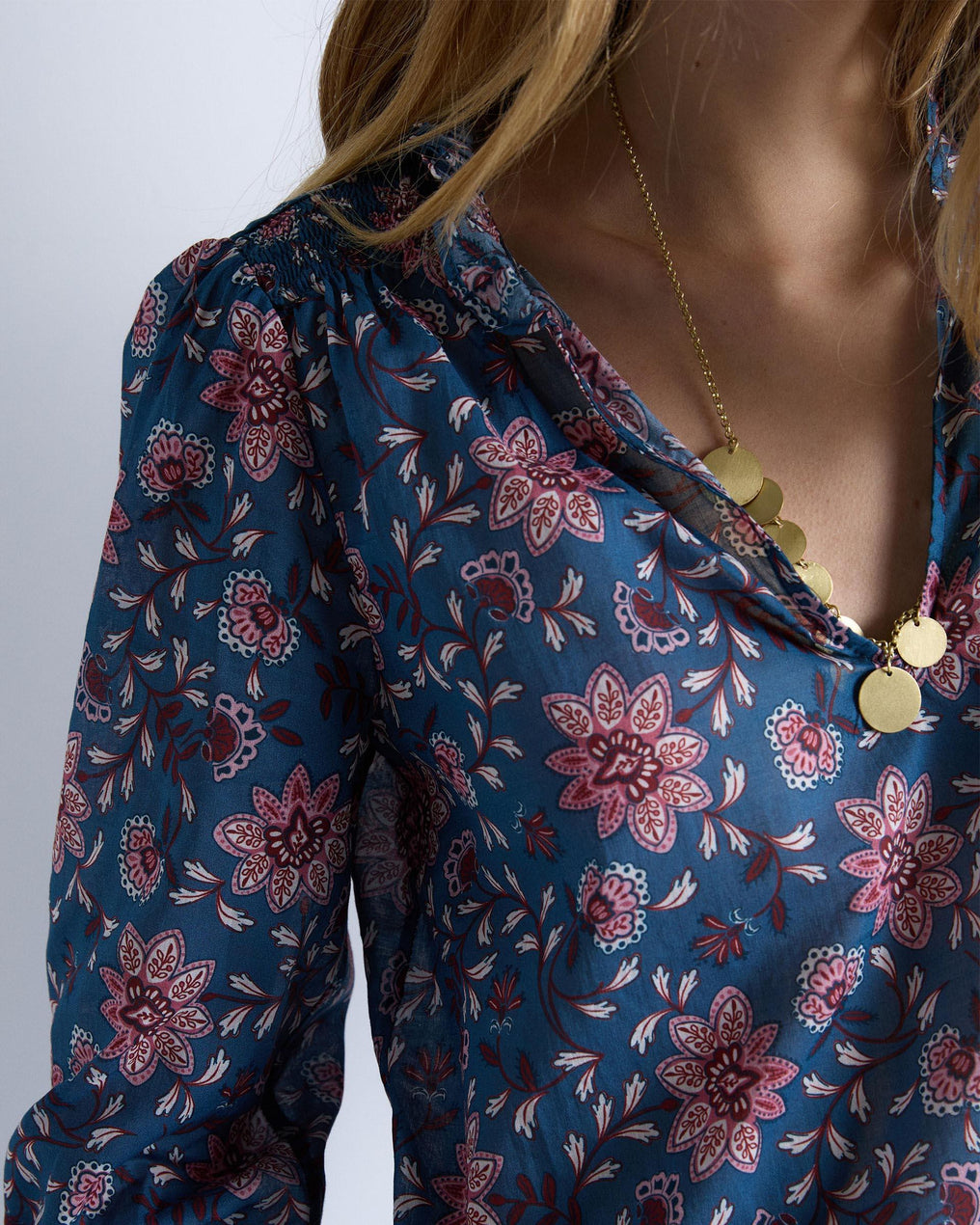 Blusa azul com estampado floral