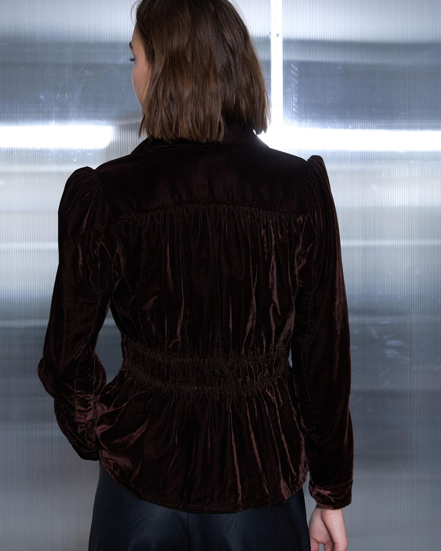 Casaco de veludo marrom franzida