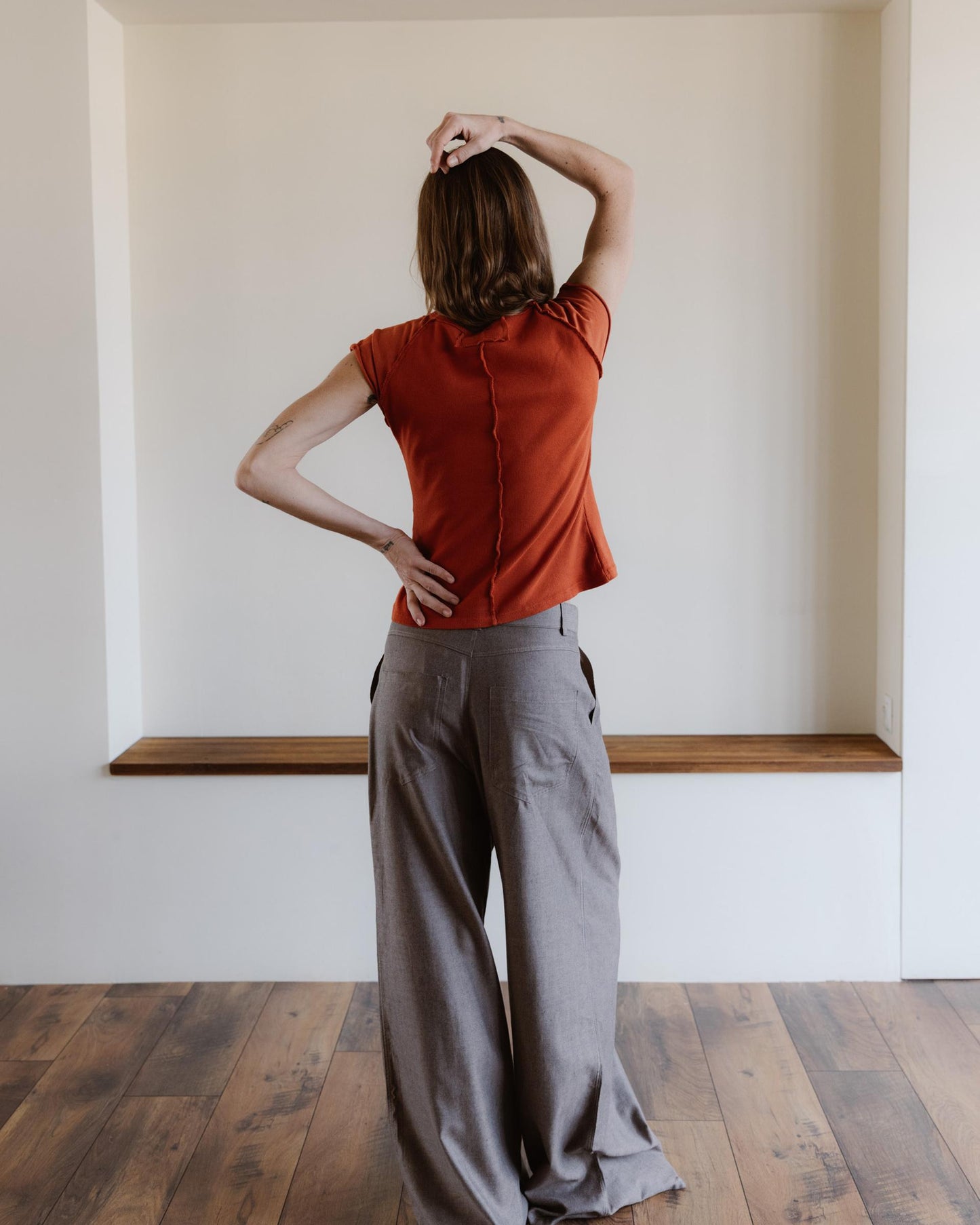 Pantalón Espiga Pinzas Delanteras Taupe