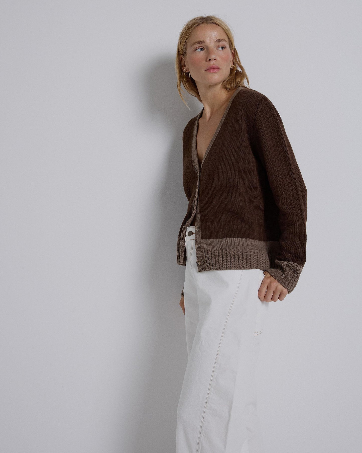 Jaqueta de malha com decote em V e dois tons taupe