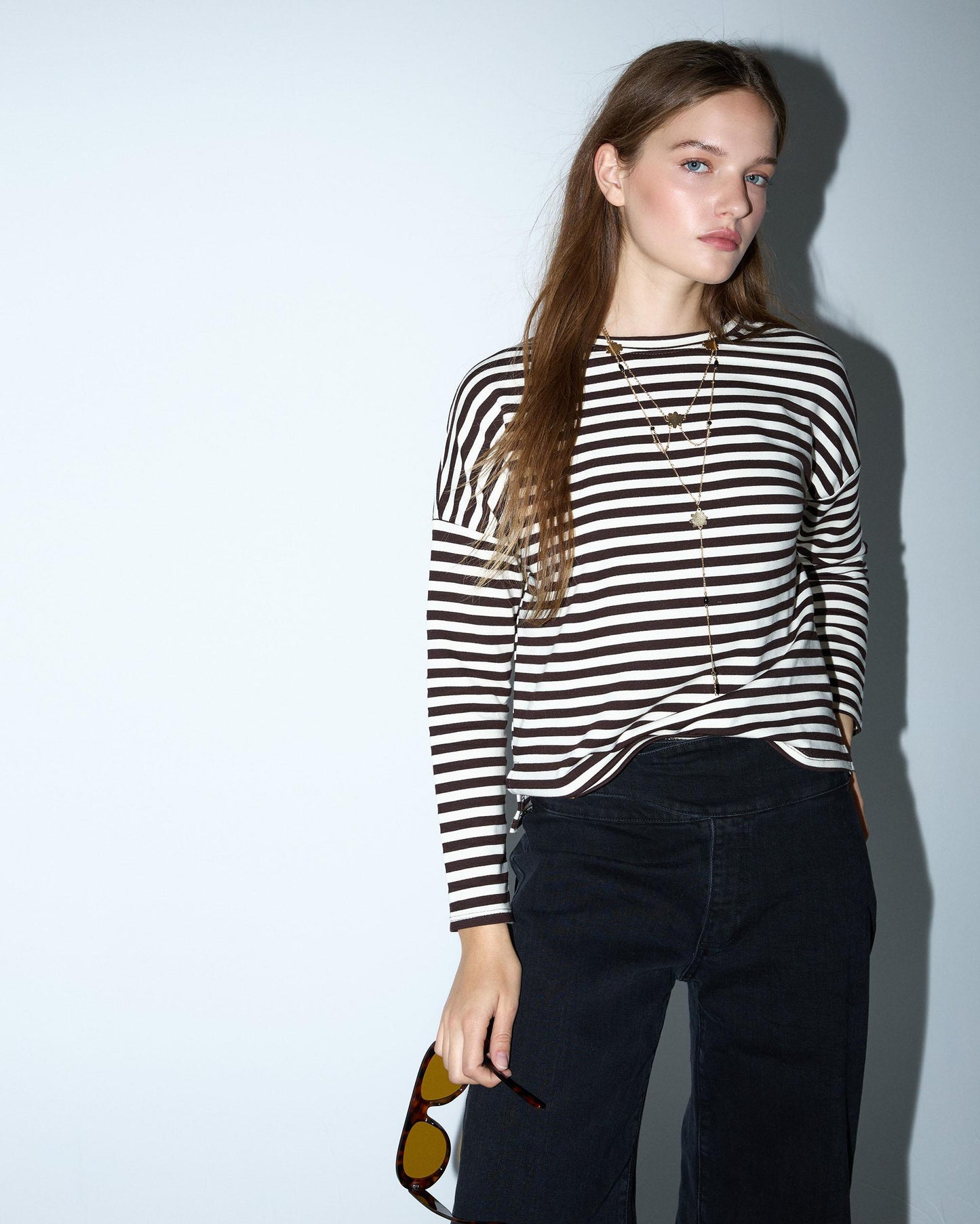 T-shirt listrada branca