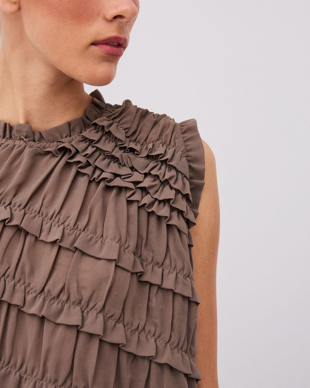 Top Taupe sans Manches à Volants Diagonaux